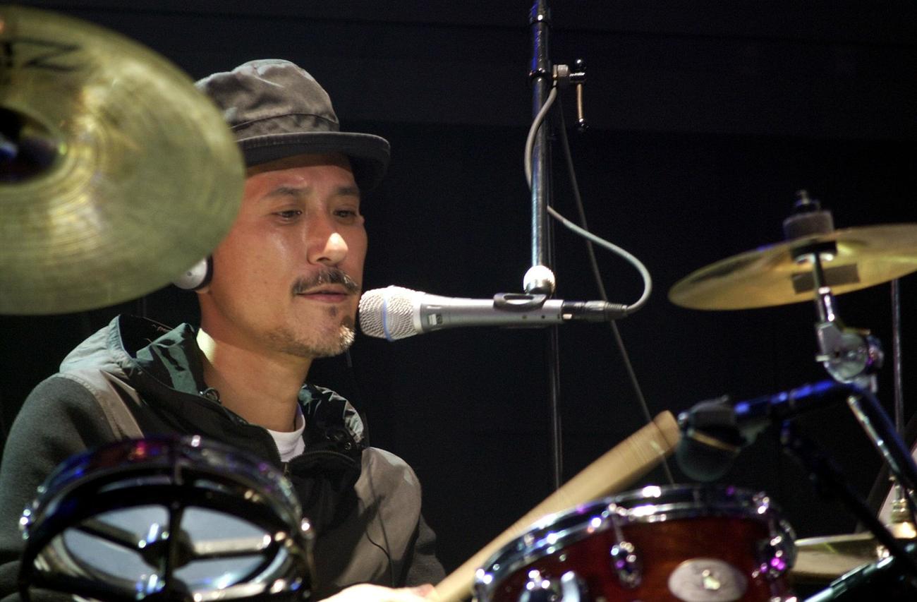 ドラム演奏を披露する高橋幸宏さん