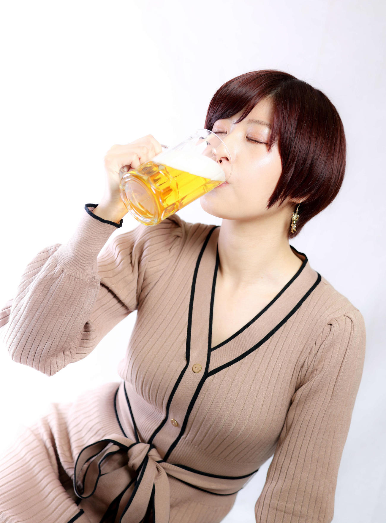 ビールをおいしそうに飲む天野麻菜＝2022年11月