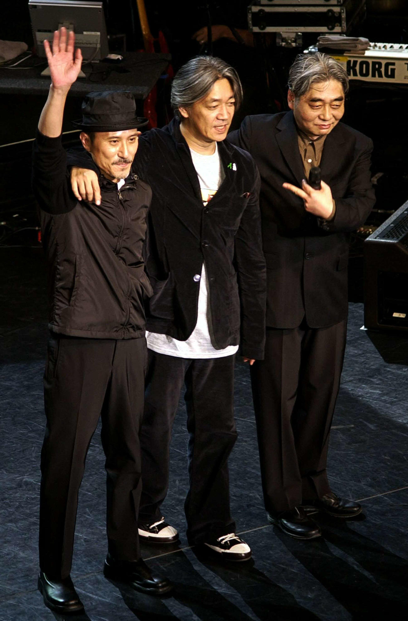 02年12月、ファンの声援にこたえる、左から高橋幸宏さん、坂本龍一、細野晴臣
