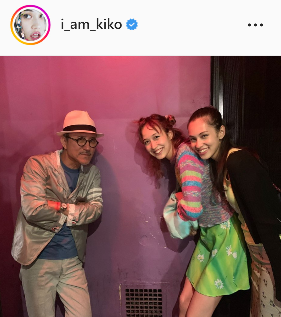 高橋幸宏さん、妹佑果（中央）と一緒に写真に納まる水原希子（水原希子のインスタグラムより）