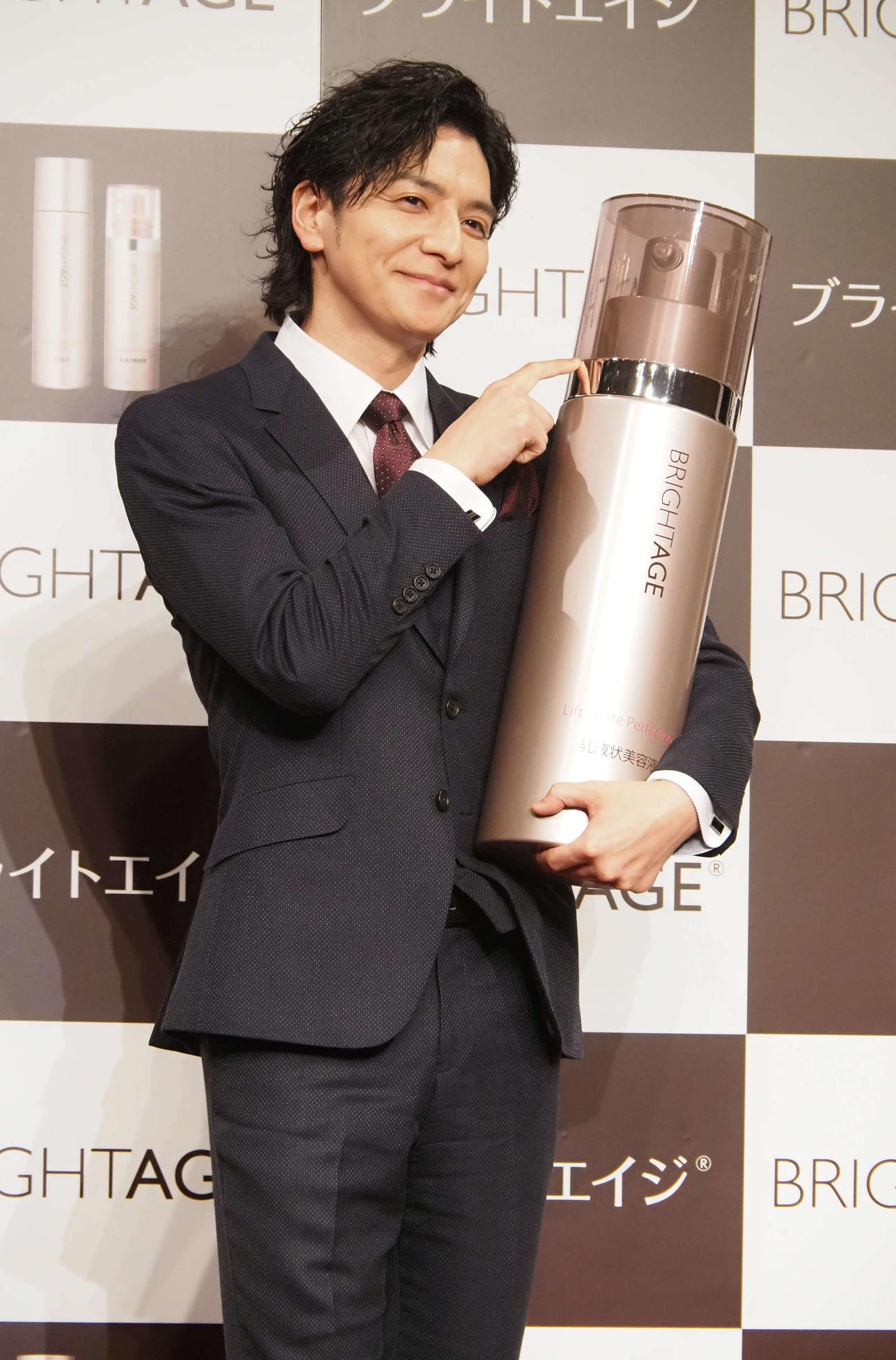 CM風につつくポーズを披露する生田斗真（撮影・遠藤尚子）