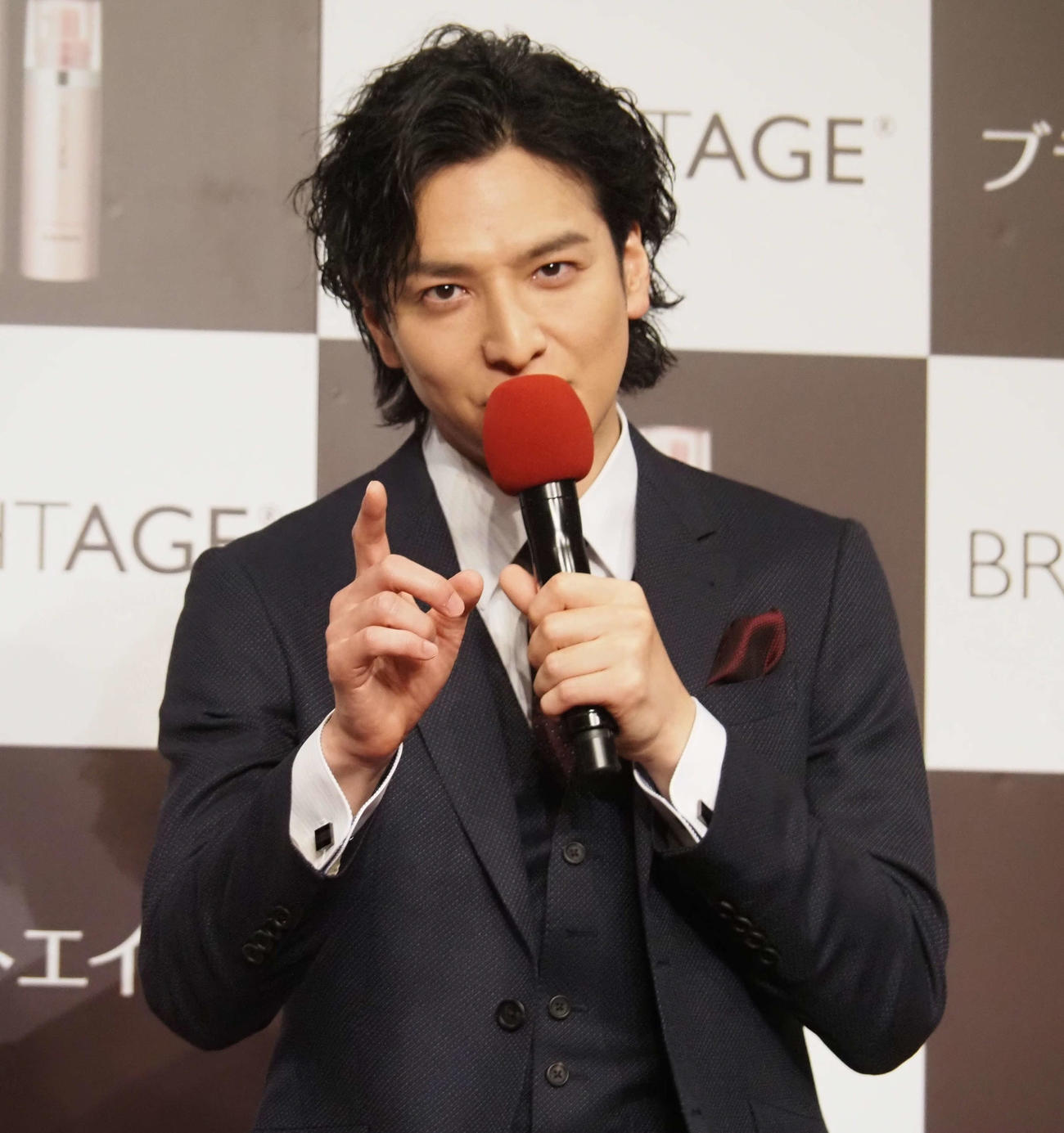 新CMのワンシーンを再現する生田斗真（撮影・遠藤尚子）