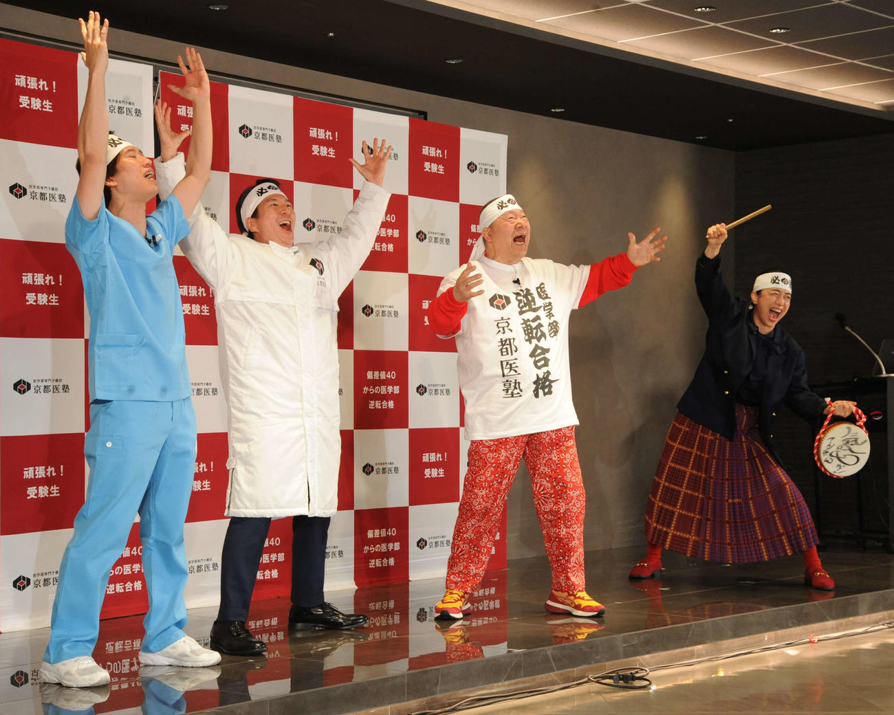 京都医塾「医学部受験生応援イベント」に出席した、左からしゅんしゅんクリニックP、京都医塾の清家二郎塾長、アニマル浜口、浜口京子（撮影・松尾幸之介）