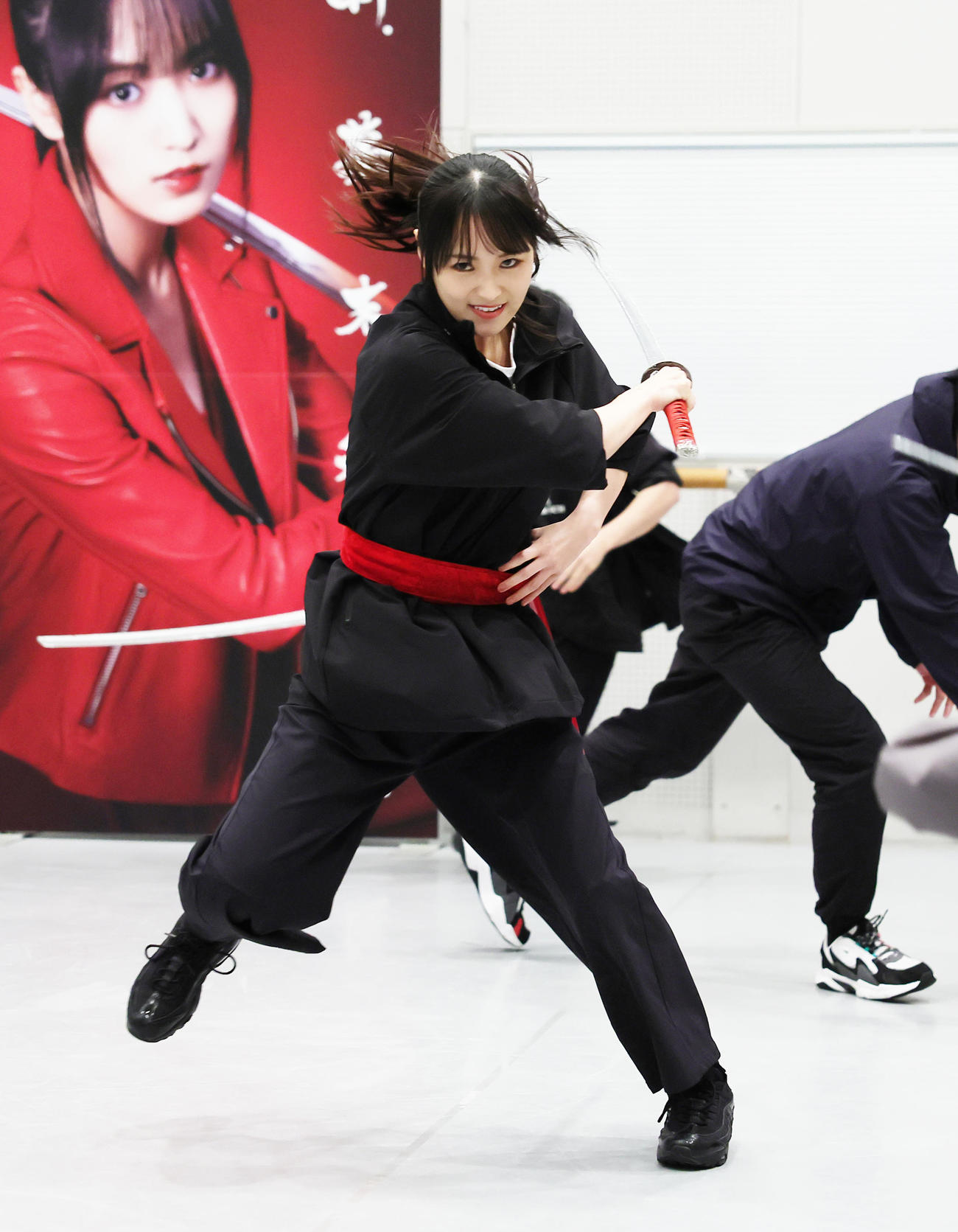 「新・幕末純情伝」の公開稽古で殺陣を披露する菅井友香（撮影・足立雅史）