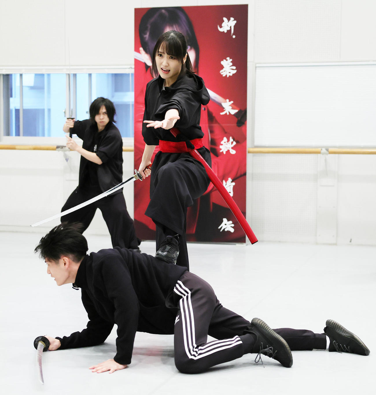 「新・幕末純情伝」の公開稽古で殺陣を披露する菅井友香（撮影・足立雅史）