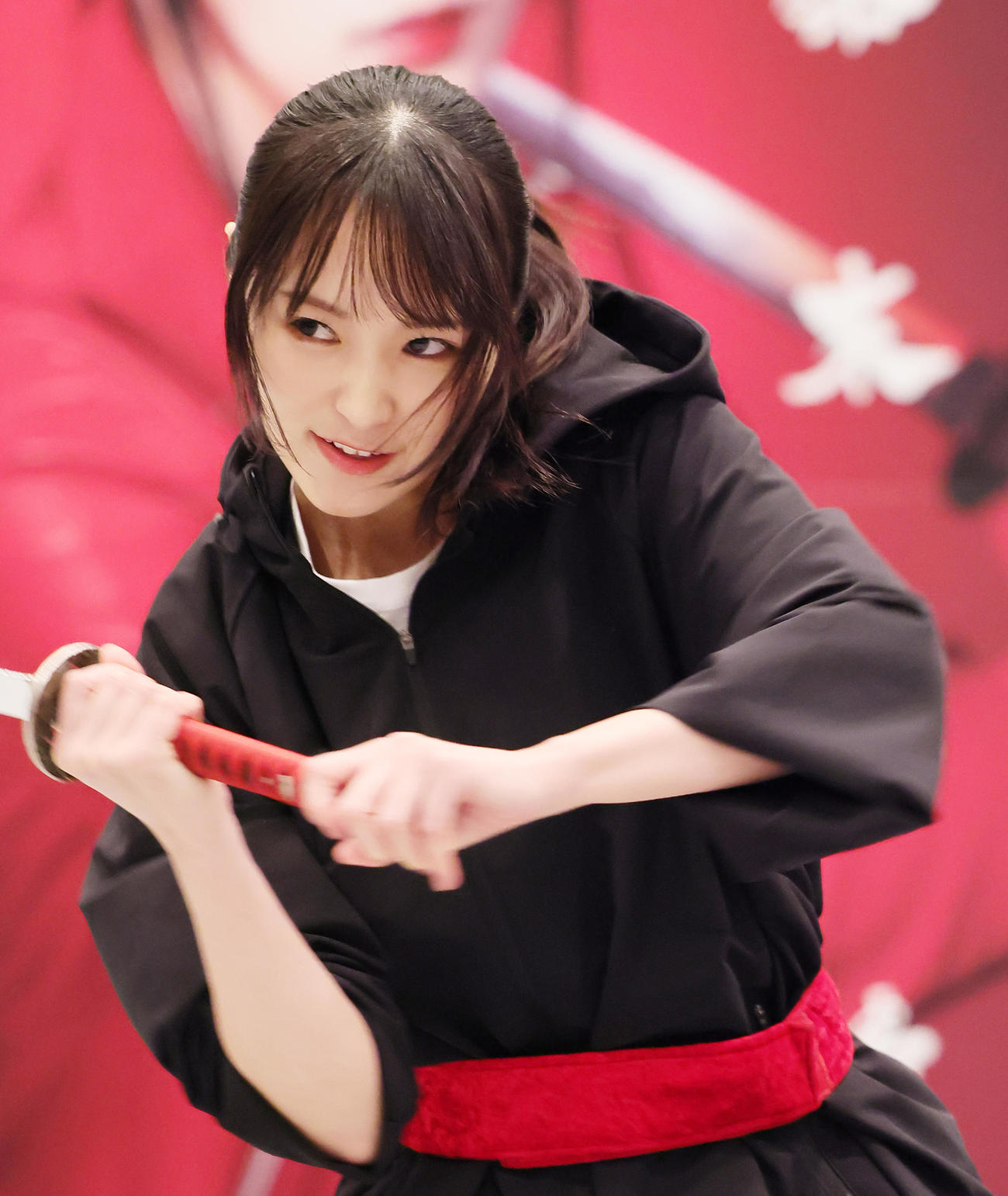 「新・幕末純情伝」の公開稽古で殺陣を披露する菅井友香（撮影・足立雅史）