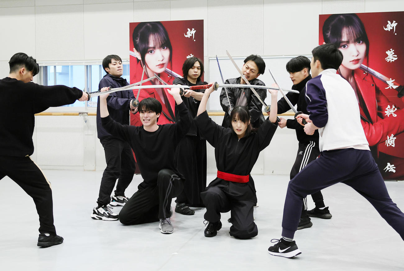 「新・幕末純情伝」の公開稽古で殺陣を披露した菅井友香（手前右）、松大航也（同左）ら（撮影・足立雅史）