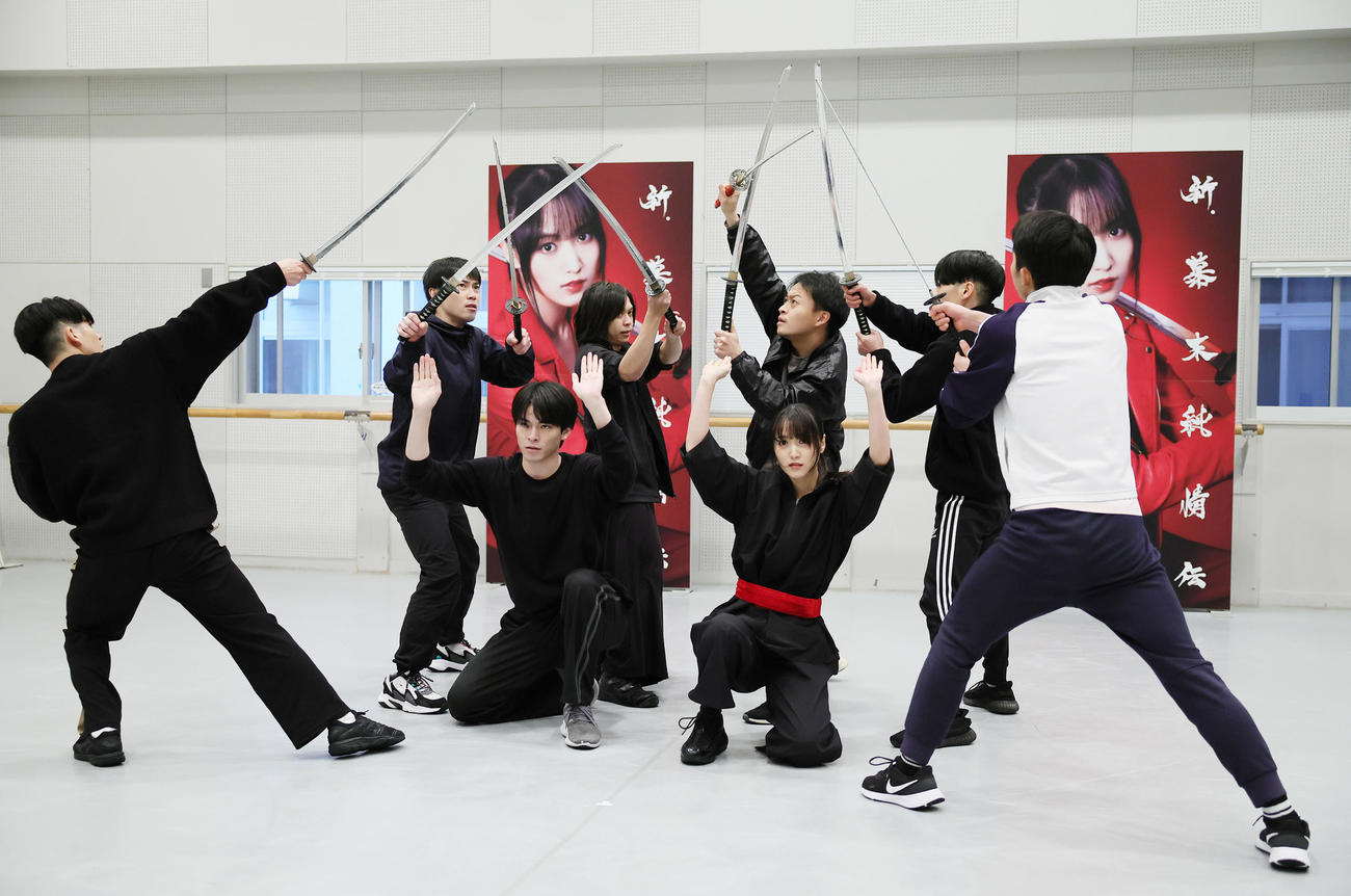 「新・幕末純情伝」の公開稽古で殺陣を披露した菅井友香（手前右）、松大航也（同左）ら（撮影・足立雅史）