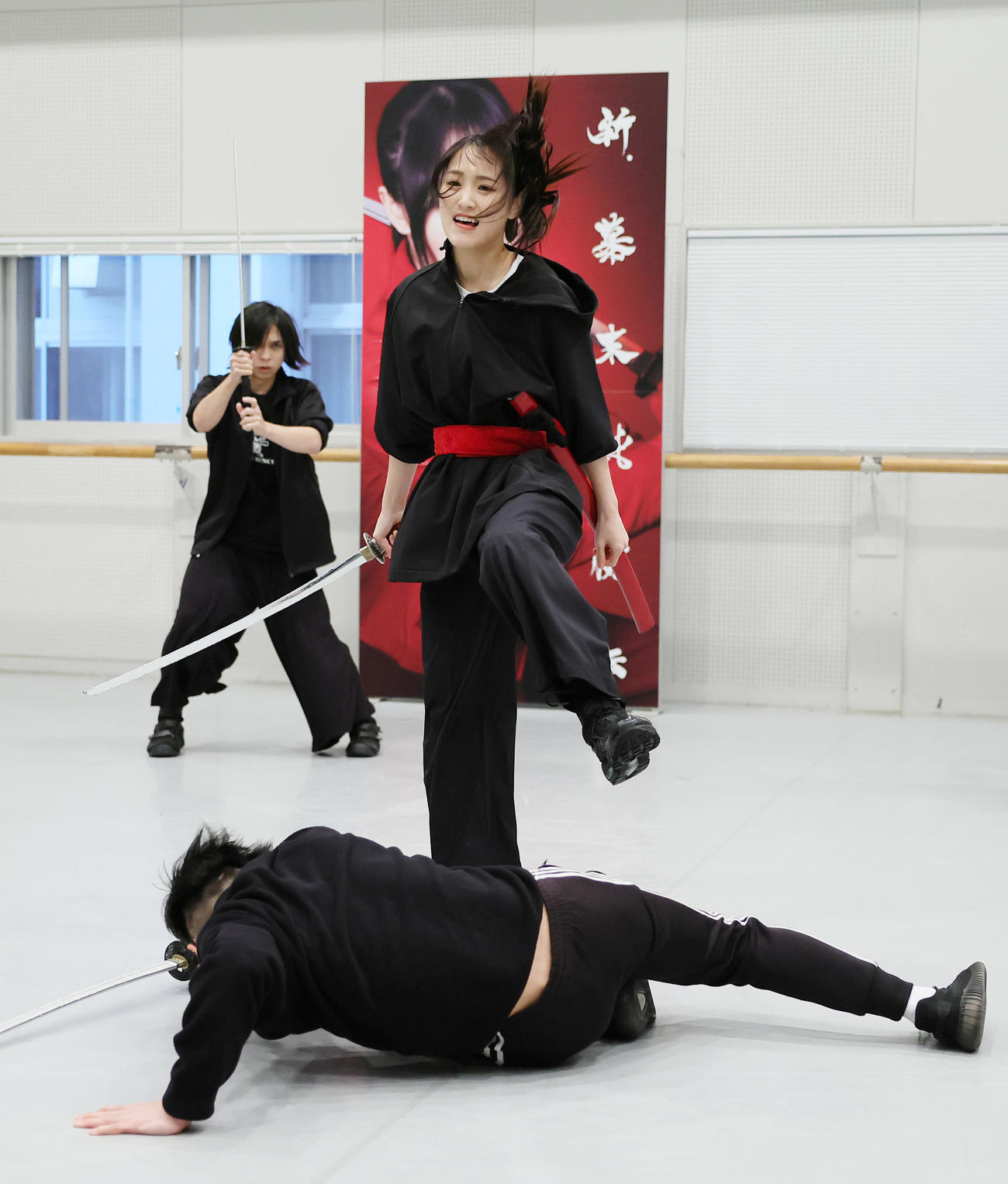 「新・幕末純情伝」の公開稽古で殺陣を披露する菅井友香（撮影・足立雅史）