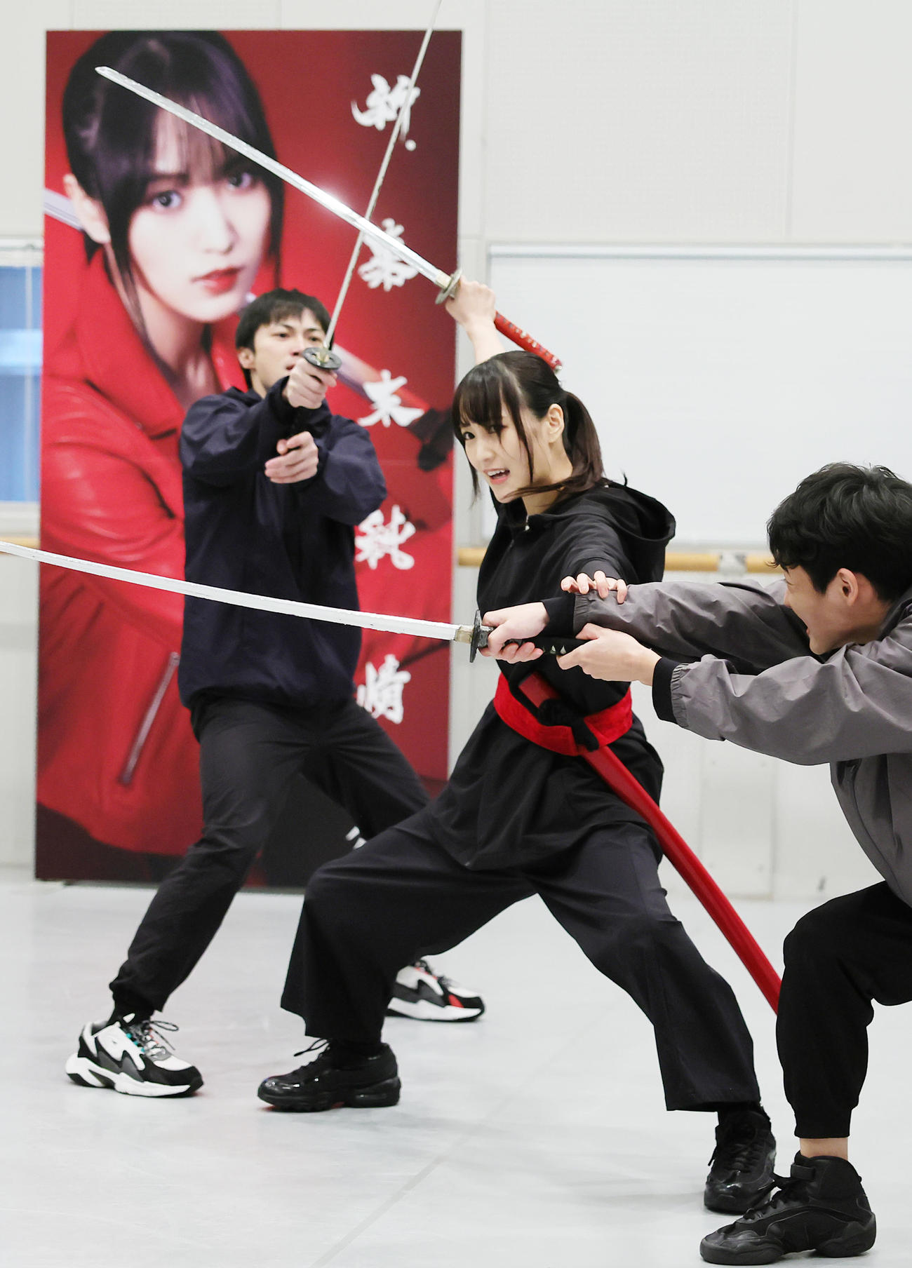 「新・幕末純情伝」の公開稽古で殺陣を披露する菅井友香（中央）（撮影・足立雅史）