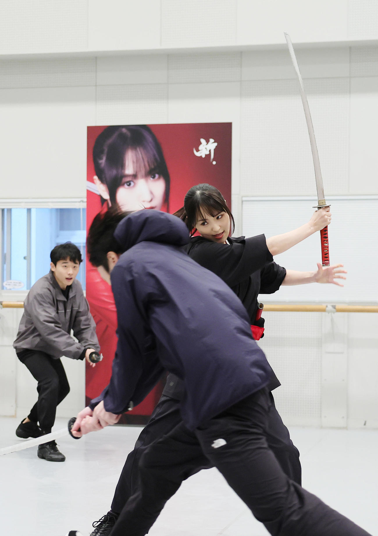 「新・幕末純情伝」の公開稽古で殺陣を披露する菅井友香（撮影・足立雅史）