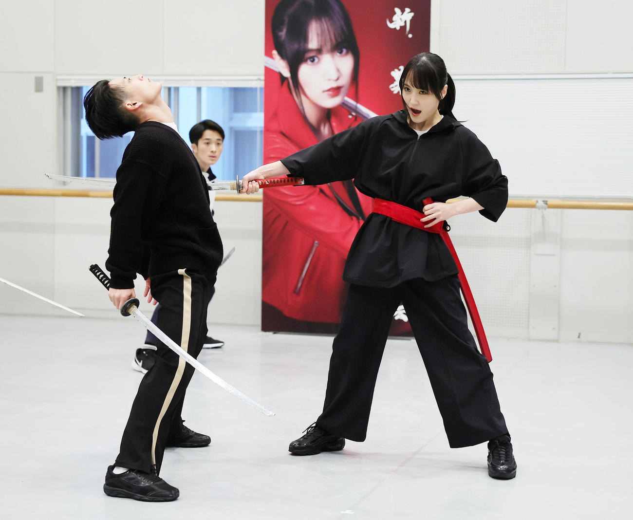 「新・幕末純情伝」の公開稽古で殺陣を披露する菅井友香（撮影・足立雅史）