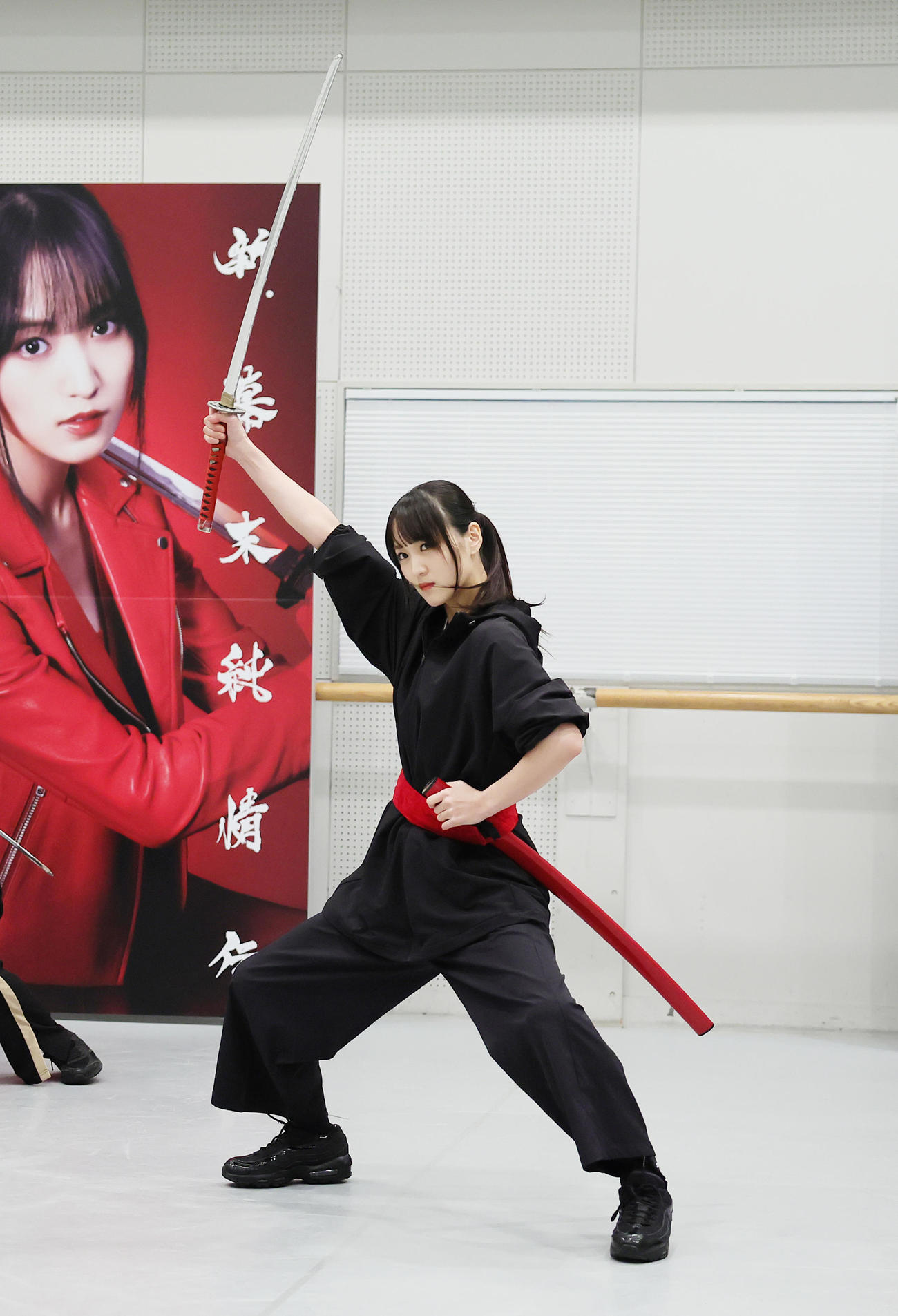 「新・幕末純情伝」の公開稽古で殺陣を披露する菅井友香（撮影・足立雅史）
