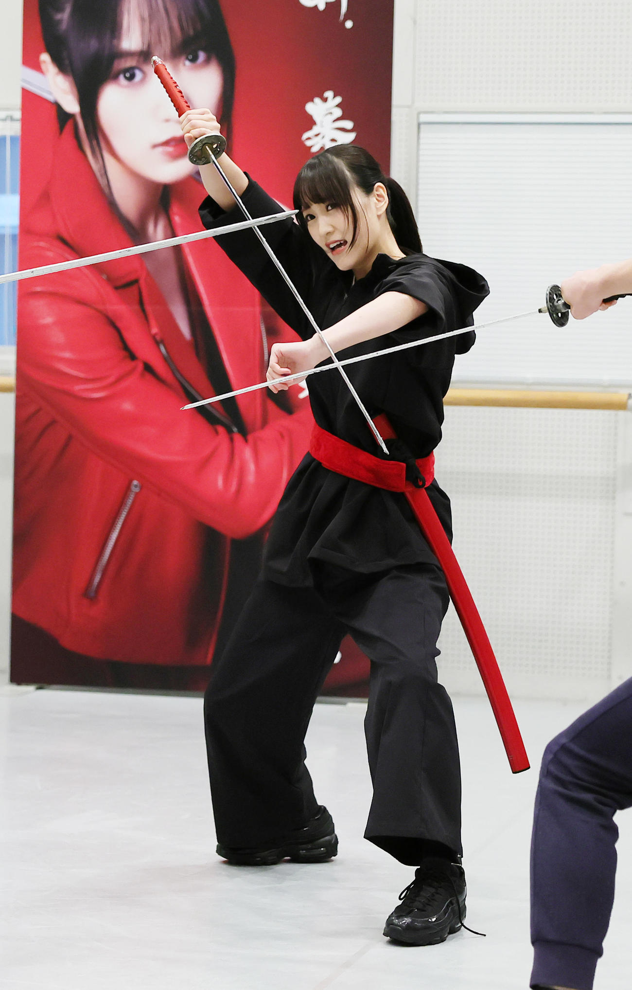 「新・幕末純情伝」の公開稽古で殺陣を披露する菅井友香（撮影・足立雅史）