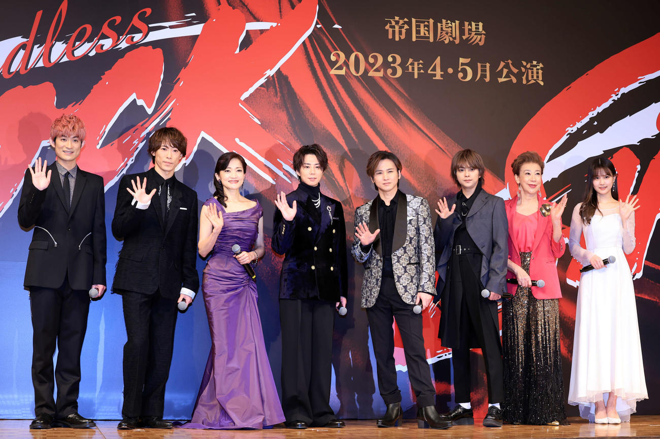 「Endless SHOCK」「Endless SHOCK－Eternal－」の2作同時上演の制作発表で手を振る、左から松崎祐介、越岡裕貴、島田歌穂、北山宏光、堂本光一、佐藤勝利、前田美波里、中村麗乃（撮影・浅見桂子）