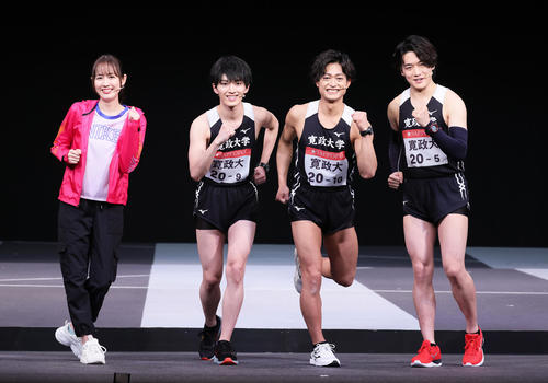 舞台「風が強く吹いている」のフォトセッションでポーズを決める、左から西村菜那子、DISH//矢部昌暉、A.B.C-Z塚田僚一、ジャニーズJr.冨岡健翔(撮影・足立雅史)