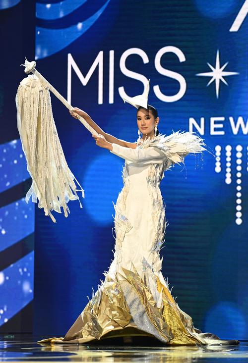 ミス・ユニバース日本代表の坂本麻里ベレンが会場魅了　330羽以上の折り鶴使ったドレス姿披露