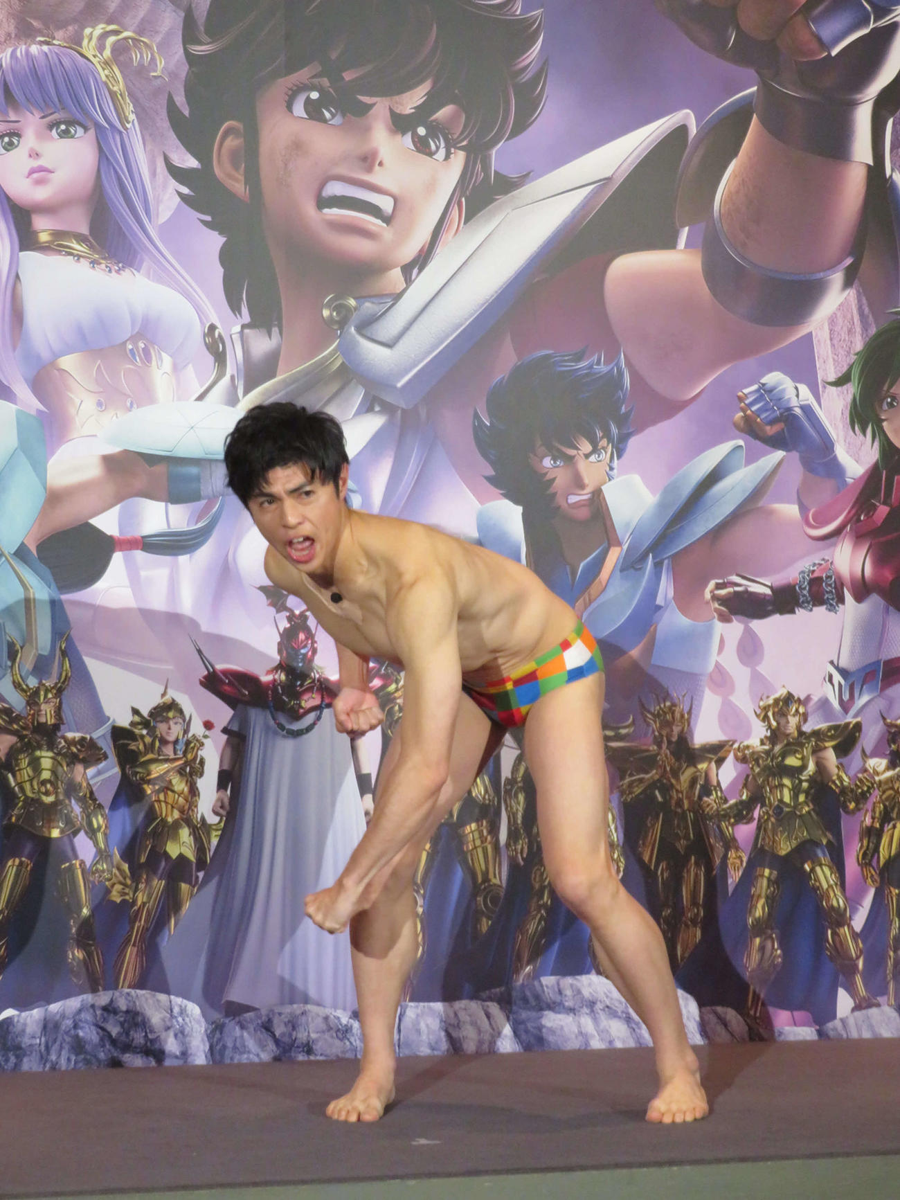 「聖闘士星矢：Knights of the Zodiac　バトルサンクチュアリ」配信記念イベントでギャグ「そんなの関係ねぇ！」を披露する小島よしお（撮影・村上幸将）