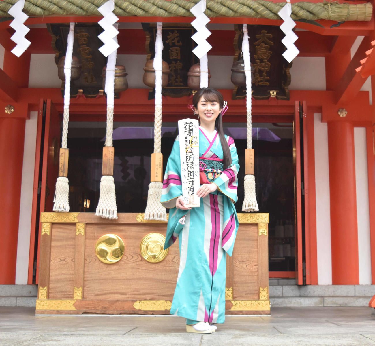 花園神社で新曲「洗ひ髪」のヒット祈願を行った工藤あやの