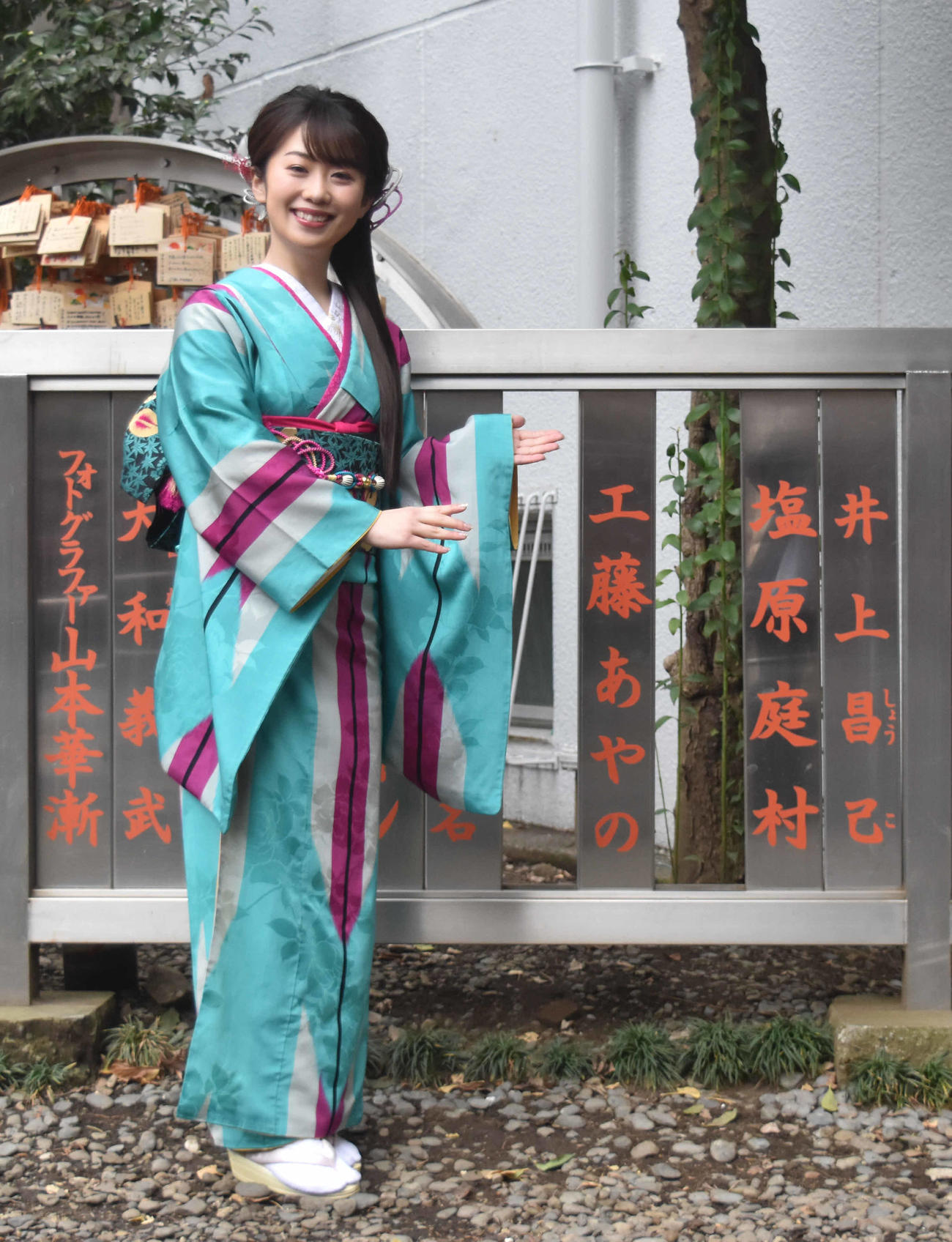 新曲「洗ひ髪」のヒット祈願で芸能浅間神社に名札を奉納する工藤あやの