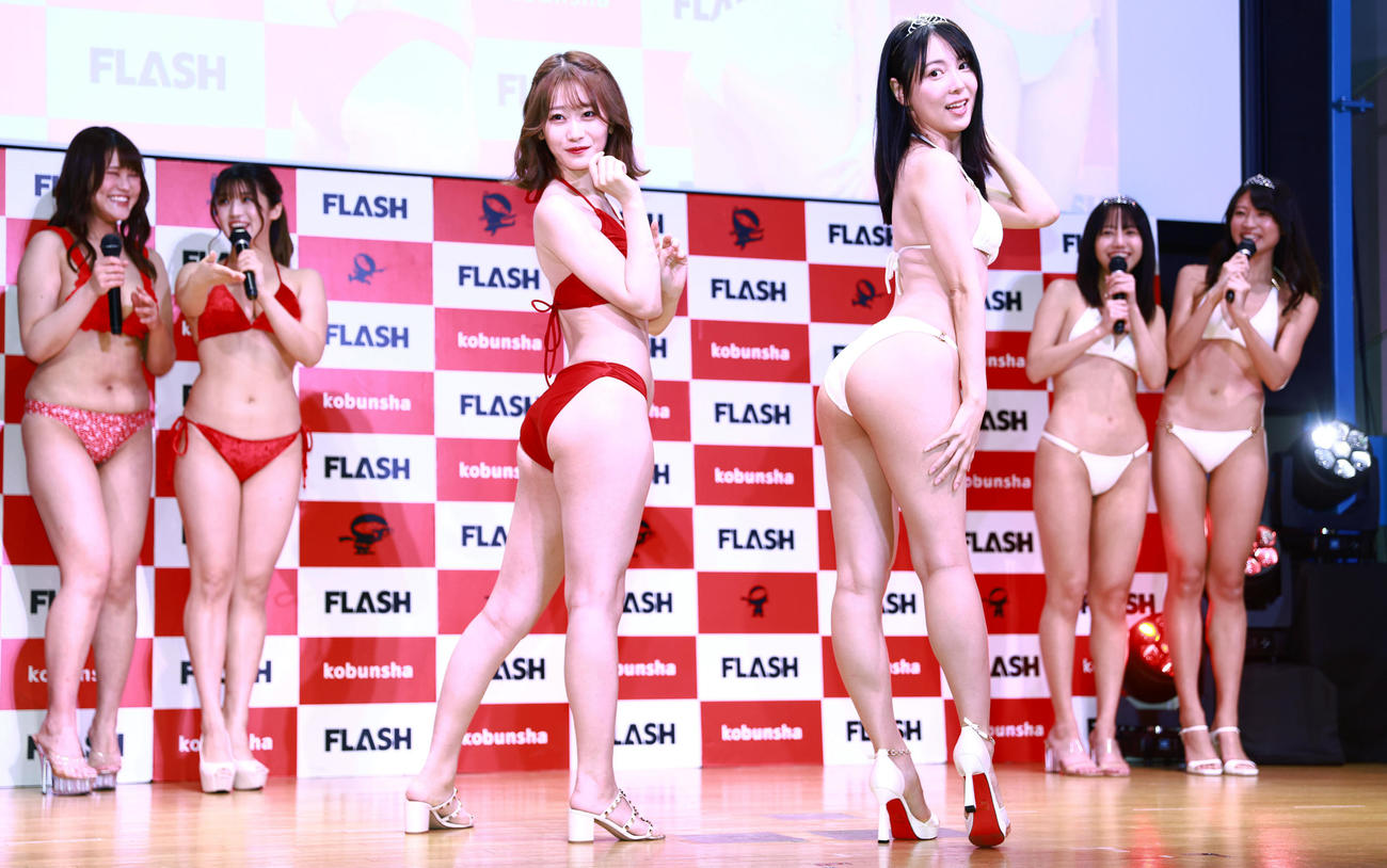 ポージング対決するミスFLASH2022の笹岡郁未（中央左）とミスFLASH橘舞（同右）（撮影・垰建太）
