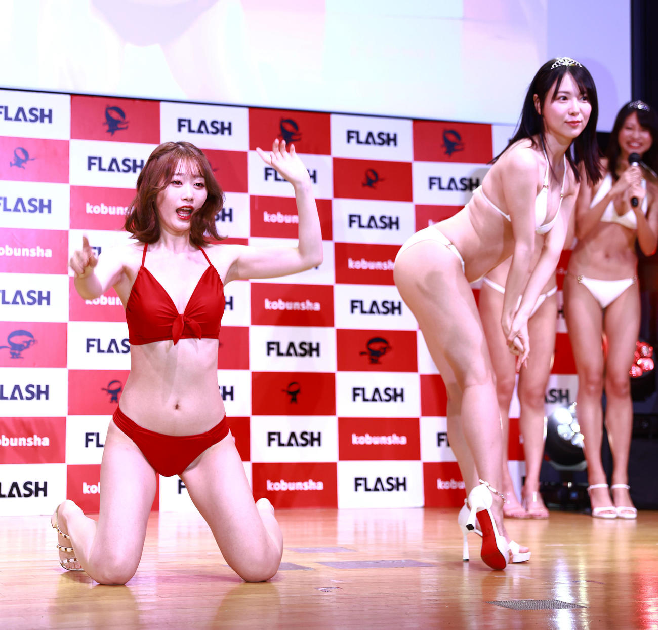 ポージング対決するミスFLASH2022の笹岡郁未（中央左）とミスFLASH橘舞（同右）（撮影・垰建太）