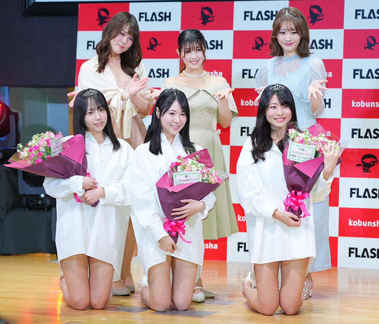 写真に納まるミスFLASH2023の弓川いち華（前列左）、橘舞（同中央）、井上晴菜とミスFLASH2022のmissha（みしゃ＝後列左）、大塚杏奈（同中央）、笹岡郁未（撮影・垰建太）