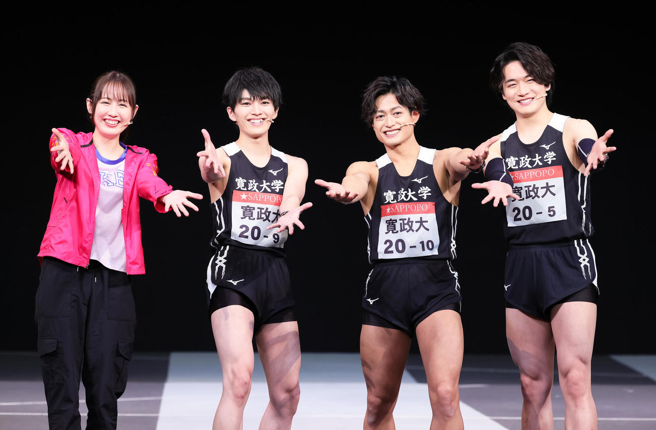 舞台「風が強く吹いている」のフォトセッションで笑顔を見せる、左から西村菜那子、DISH／／矢部昌暉、A．B．C－Z塚田僚一、ジャニーズJr．冨岡健翔（撮影・足立雅史）