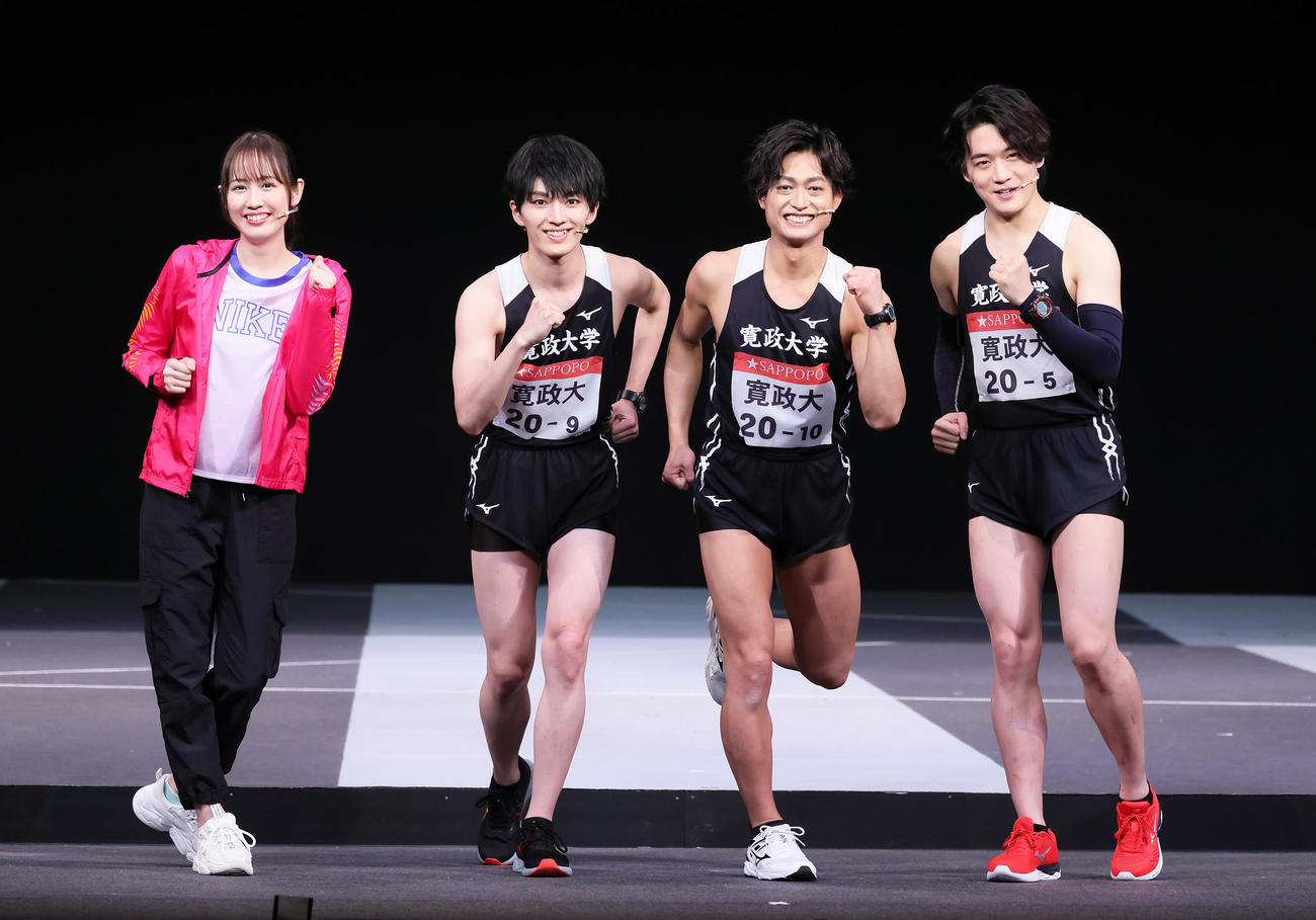 舞台「風が強く吹いている」のフォトセッションでポーズを決める、左から西村菜那子、DISH／／矢部昌暉、A．B．C－Z塚田僚一、ジャニーズJr．冨岡健翔（撮影・足立雅史）