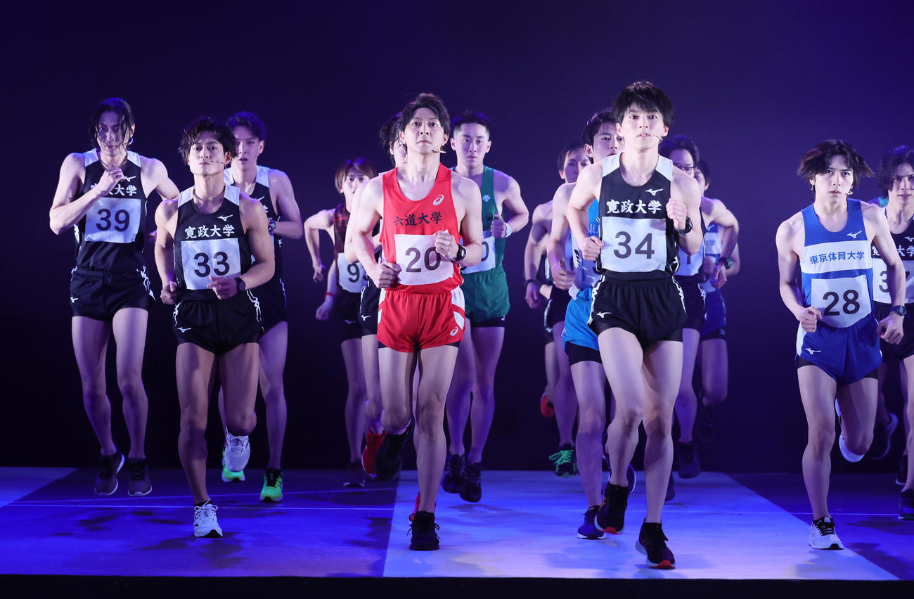 舞台「風が強く吹いている」のフォトコールで陸上のシーンに臨む、手前左からA．B．C－Z塚田僚一、山田ジェームス武、DISH／／矢部昌暉ら（撮影・足立雅史）