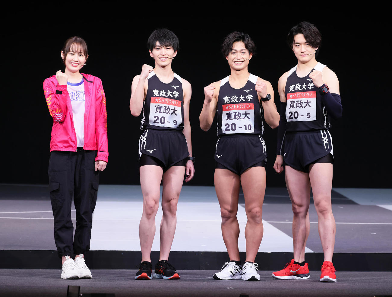舞台「風が強く吹いている」のフォトセッションでポーズを決める、左から西村菜那子、DISH／／矢部昌暉、A．B．C－Z塚田僚一、ジャニーズJr．冨岡健翔（撮影・足立雅史）