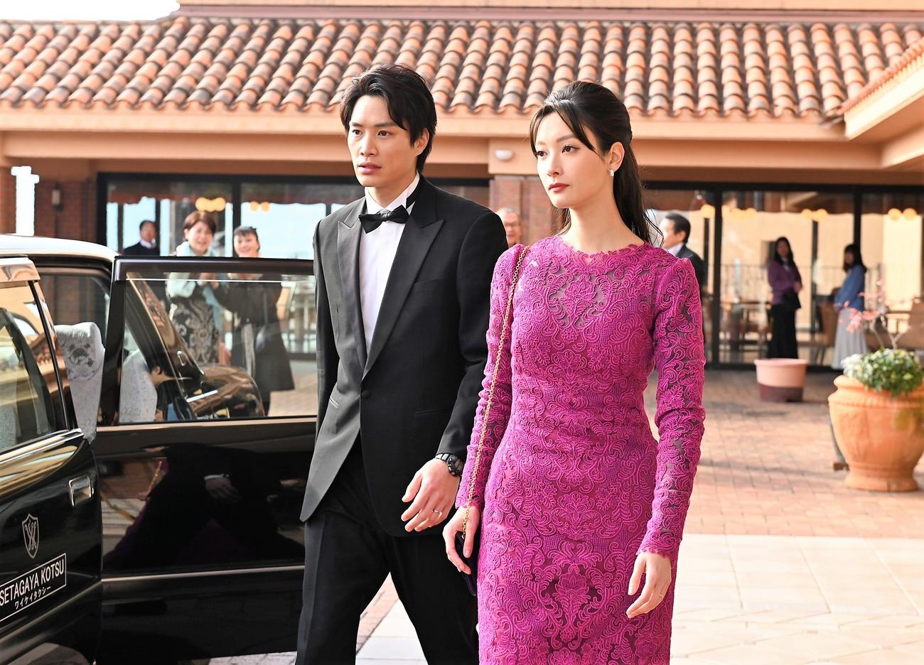 「忍者に結婚は難しい」に出演する鈴木伸之と菜々緒（C）フジテレビ