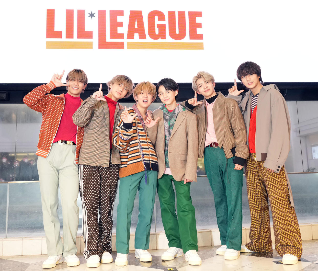 デビューライブ後に記念撮影するLIL LEAGUEのメンバーたち。左から岩城星那、岡尾真虎、百田隼麻、難波碧空、山田晃大、中村竜大（2023年1月11日撮影）