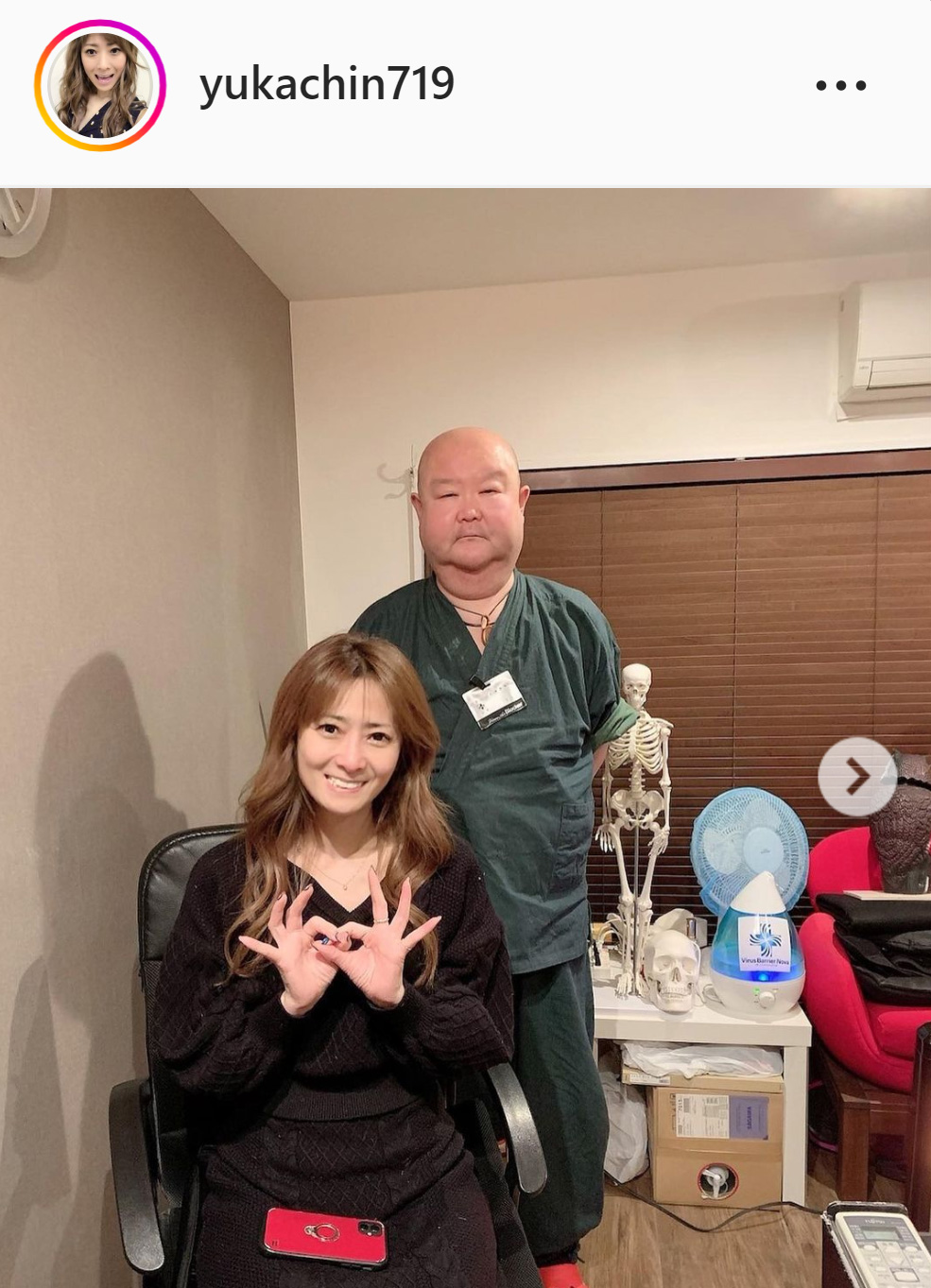 かかりつけの整体師の前でポーズをとる岡田祐佳（岡田祐佳のインスタグラムより）