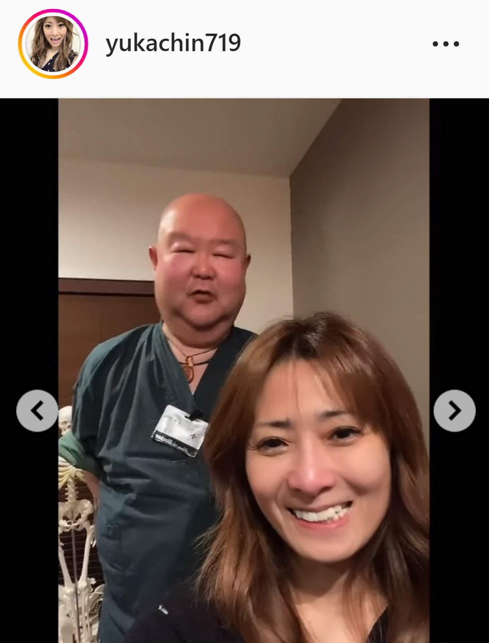 かかりつけの整体師の前で笑顔の岡田祐佳（岡田祐佳のインスタグラムより）