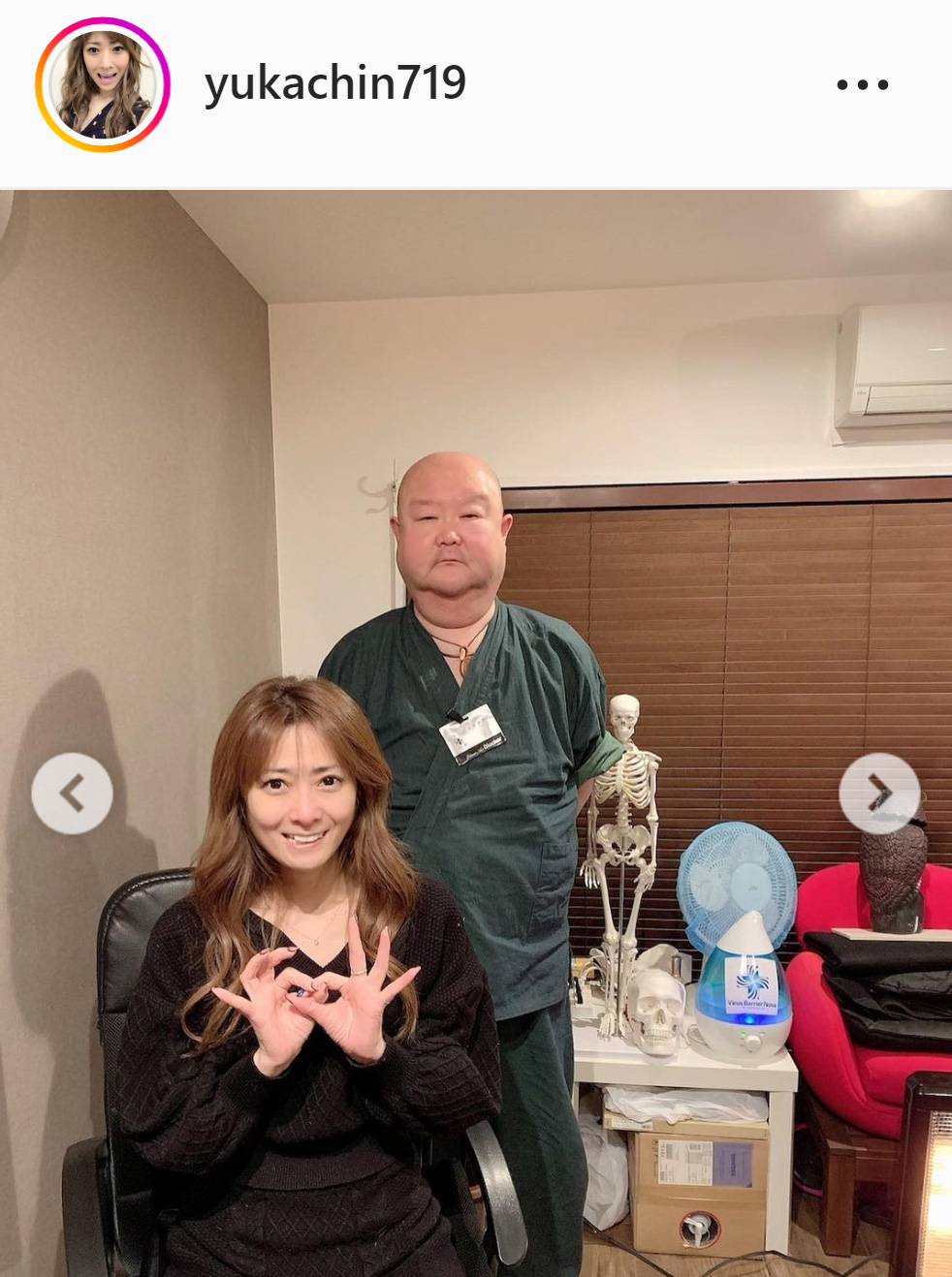 かかりつけの整体師の前でポーズをとる岡田祐佳（岡田祐佳のインスタグラムより）