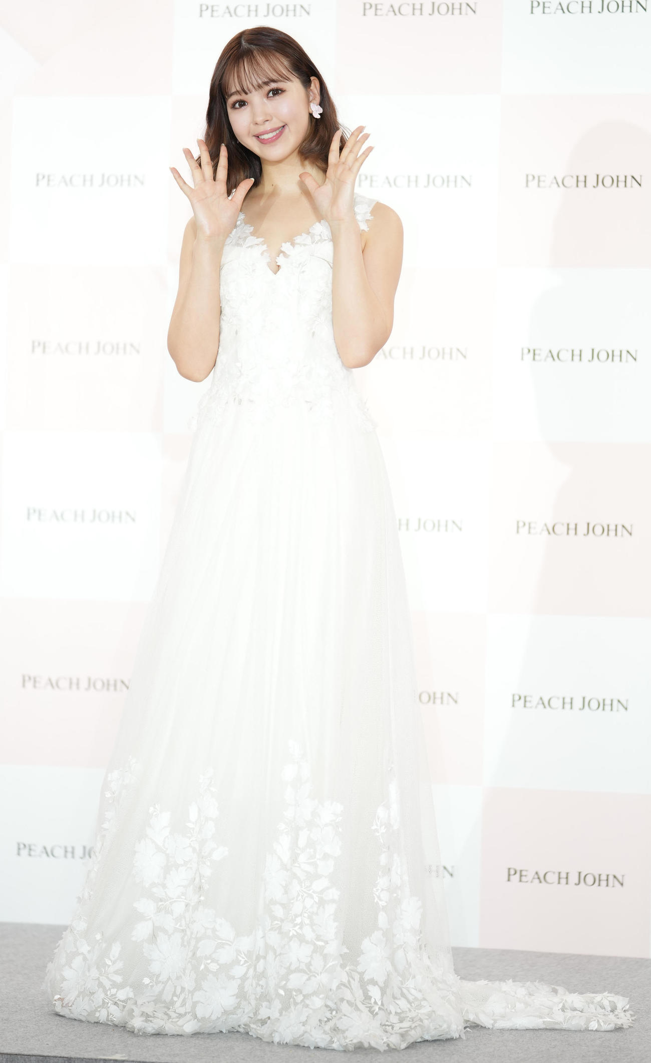 「PEACH JOHN 2023年新ブランドミューズ発表会」のフォトセッションで笑顔の藤田ニコル（撮影・鈴木みどり）