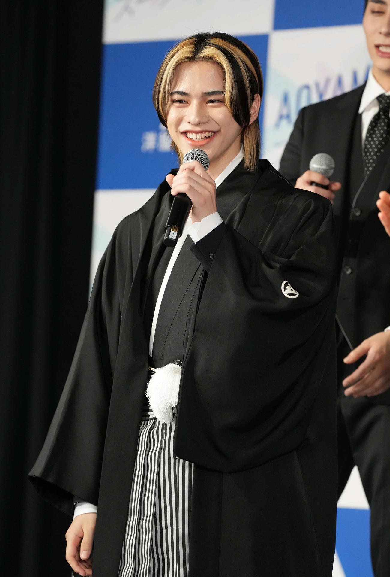 「洋服の青山　新CM発表会」に袴姿で臨むINI松田迅（撮影・小沢裕）