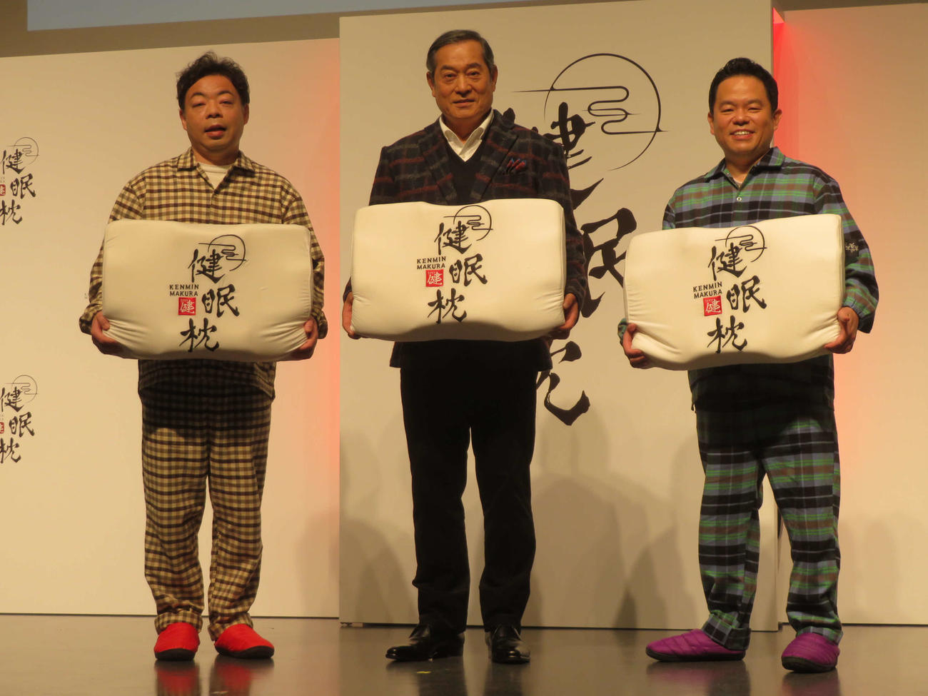 「雲のやすらぎ　健眠枕」新商品発表会に出席した、左からダイアンのユースケ、松平健、津田篤宏（撮影・村上幸将）