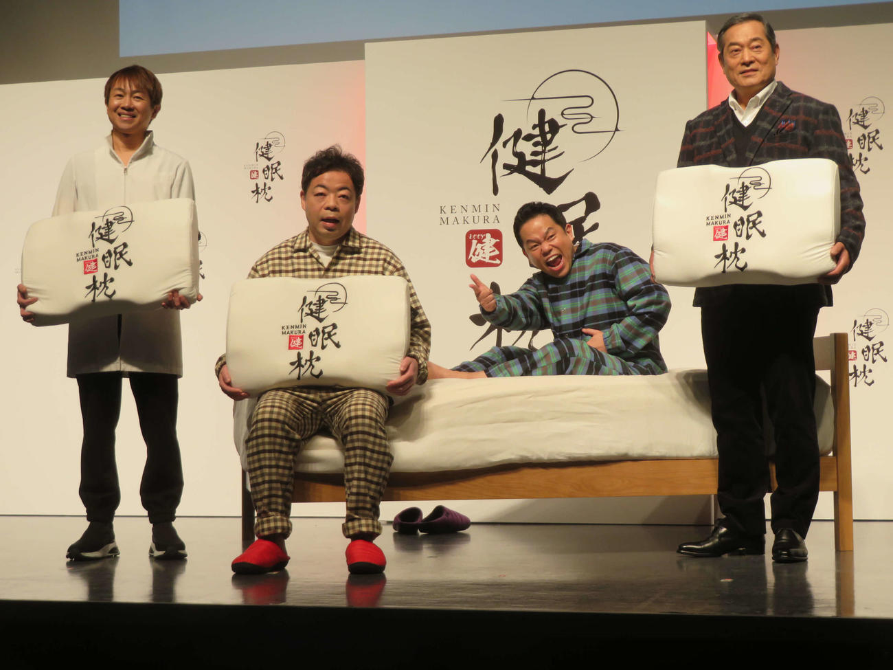 「雲のやすらぎ　健眠枕」新商品発表会に出席した、左から井上剛志氏、ダイアンのユースケ、津田篤宏、松平健（撮影・村上幸将）