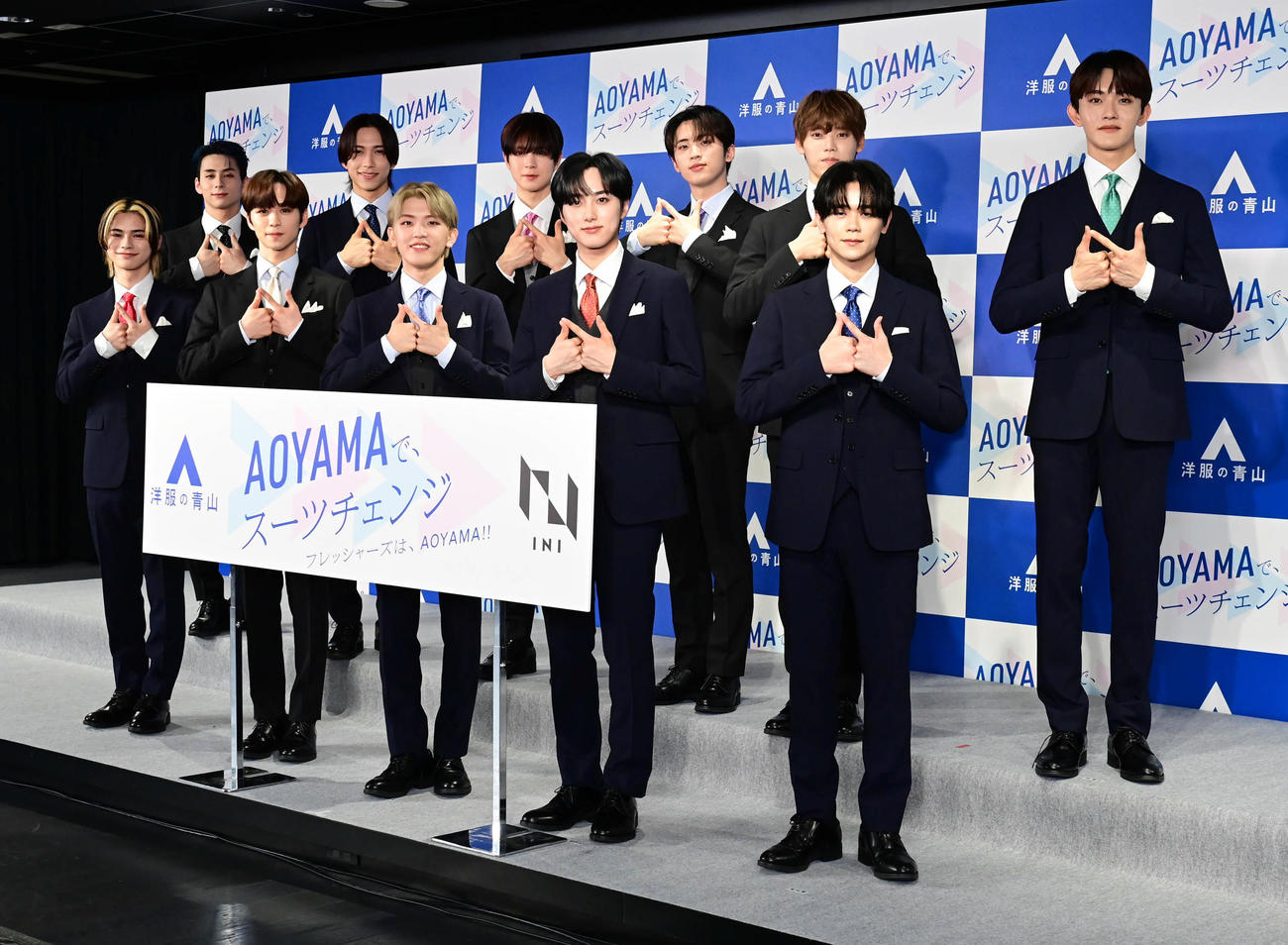 「洋服の青山　新CM発表会」に臨むINIの、前列左から松田迅、後藤威尊、高塚大夢、尾崎匠海、藤牧京介、後列左から西洸人、池崎理人、佐野雄大、許豊凡、木村柾哉、田島将吾（撮影・小沢裕）