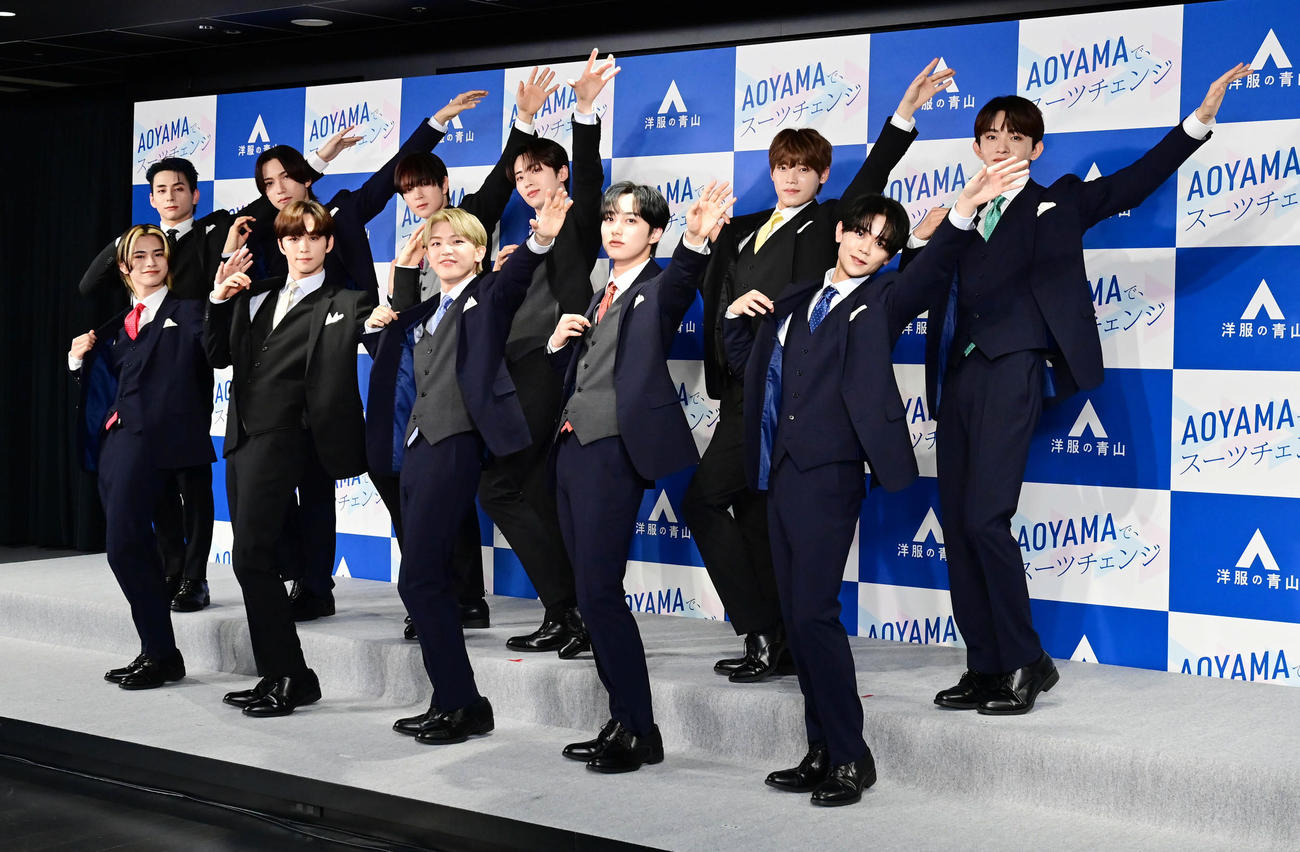 「洋服の青山　新CM発表会」に臨むINIの、前列左から松田迅、後藤威尊、高塚大夢、尾崎匠海、藤牧京介、後列左から西洸人、池崎理人、佐野雄大、許豊凡、木村柾哉、田島将吾（撮影・小沢裕）