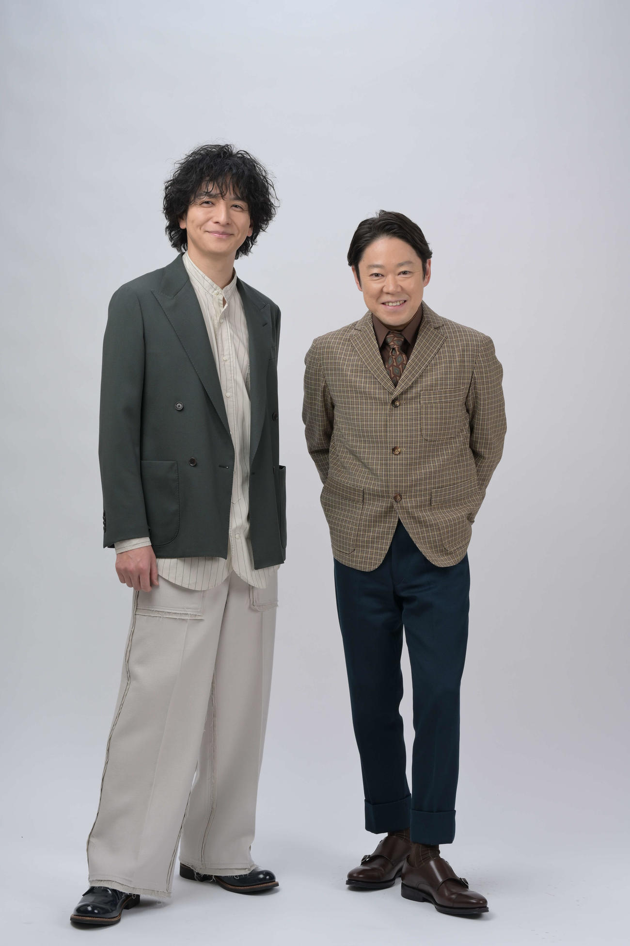 NHKのテレビ70周年記念ドラマ「大河ドラマが生まれた日」に主演する生田斗真（左）と共演の阿部サダヲ