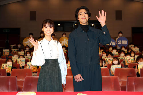 賀来賢人 初めて客観的に映画を見られた 浜辺美波 心がちょっと強くなった 声優に達成感 アニメ ゲーム 日刊スポーツ 賀来賢人 初めて客観的に映画を見られた 浜辺美波 心がちょっと強くなった 声優に達成感 アニメ ゲーム 日刊スポーツ