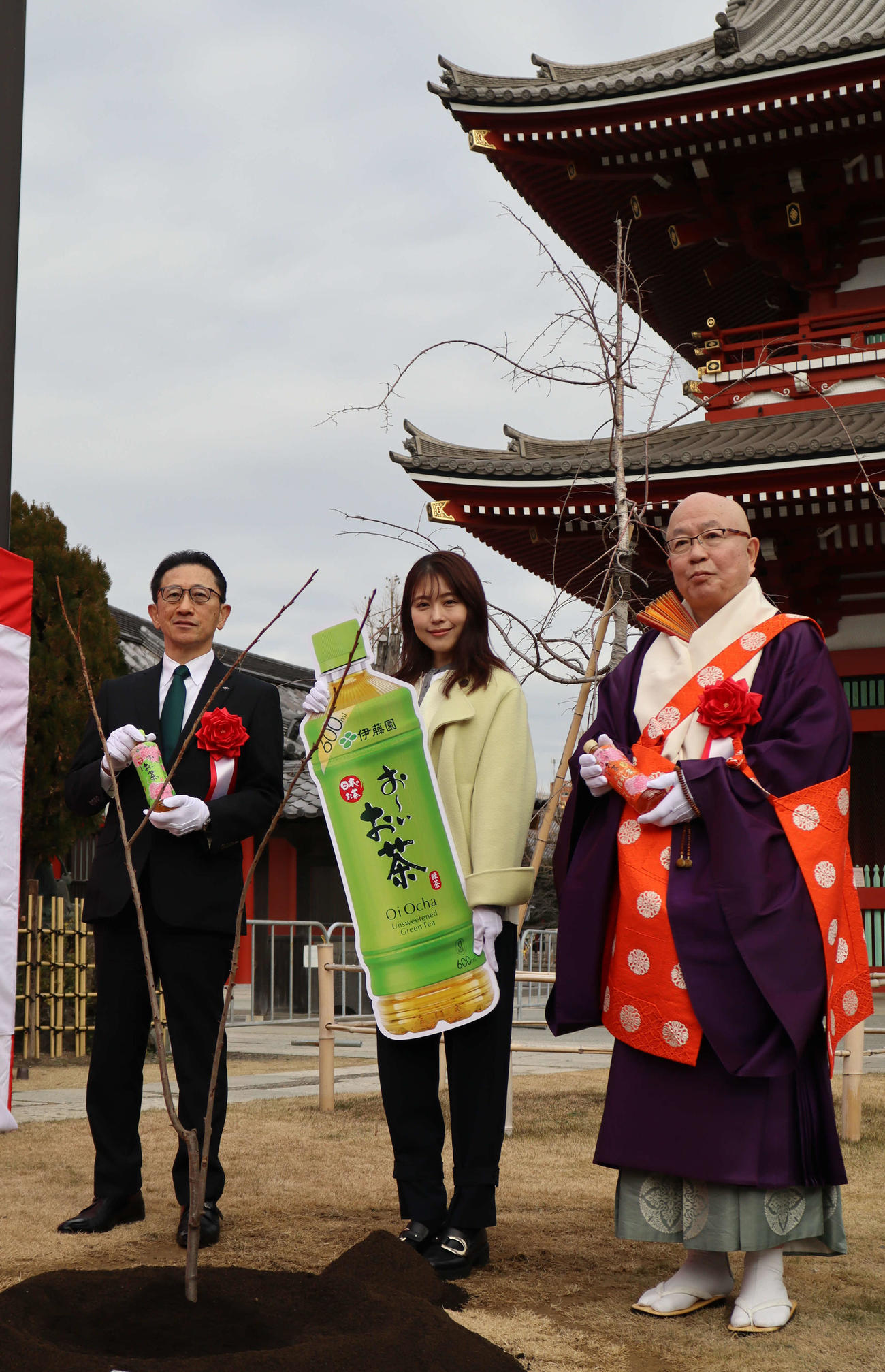 植樹式に出席した、左から伊藤園の神谷茂専務、有村架純、浅草寺の守山雄順執事長