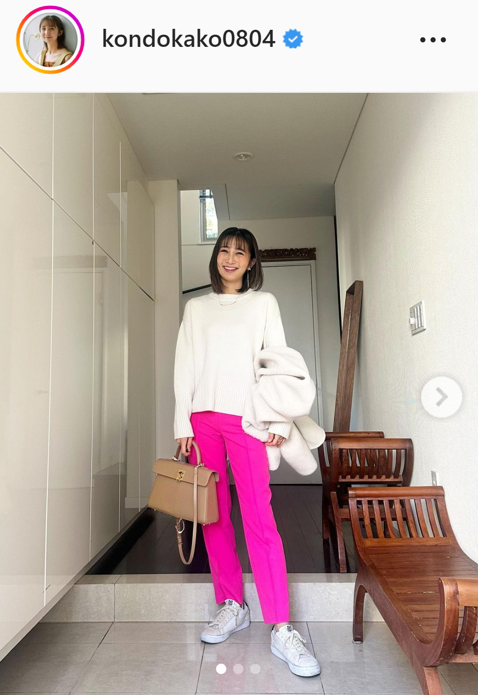 白のニットにピンクのパンツ姿の近藤夏子アナ（近藤夏子アナのインスタグラムより）