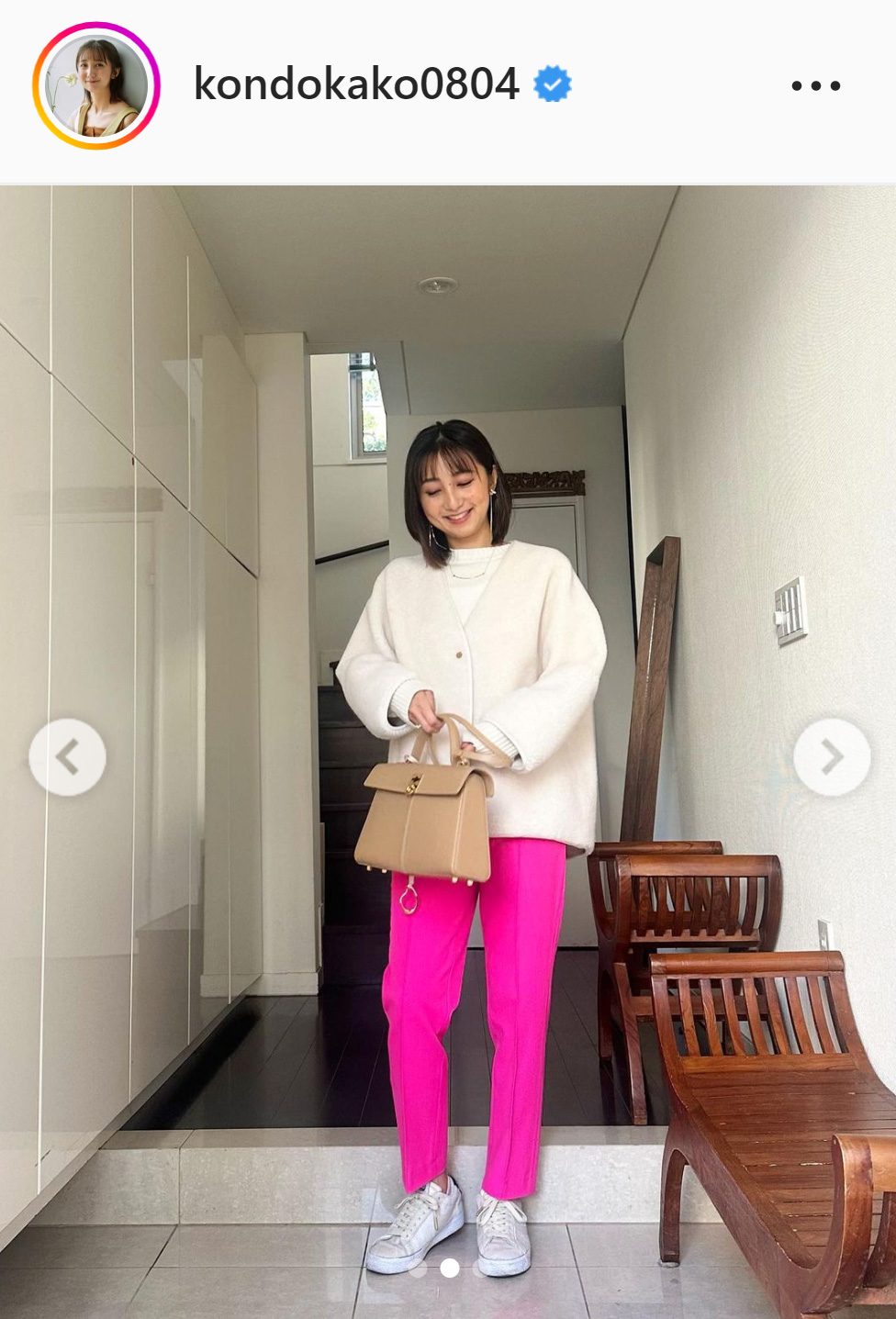 白のニットにピンクのパンツ姿の近藤夏子アナ（近藤夏子アナのインスタグラムより）