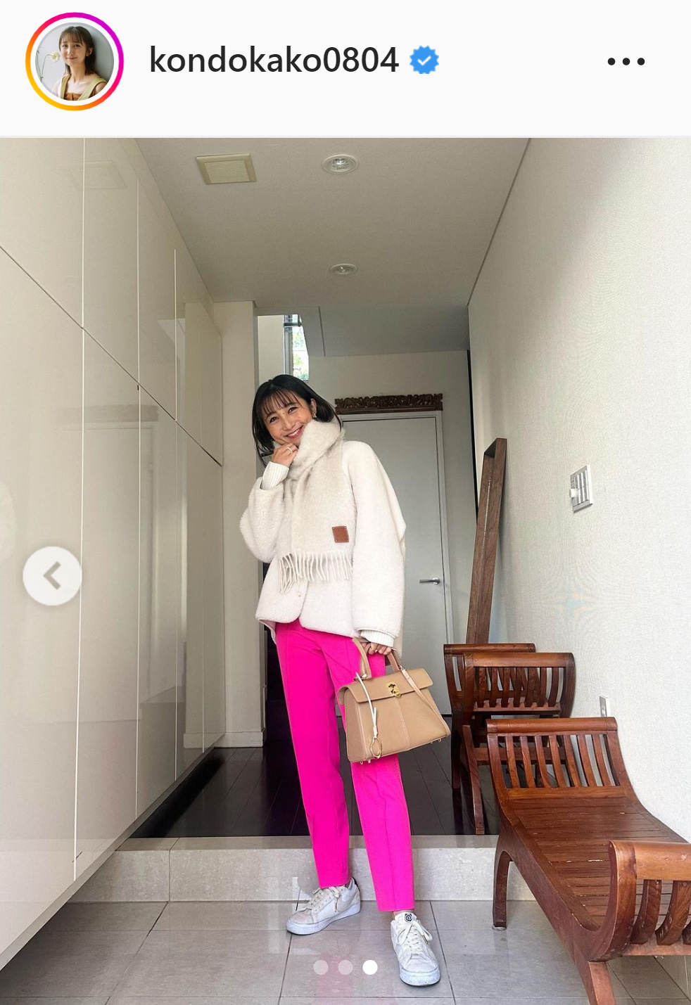 白のニットにピンクのパンツ姿の近藤夏子アナ（近藤夏子アナのインスタグラムより）