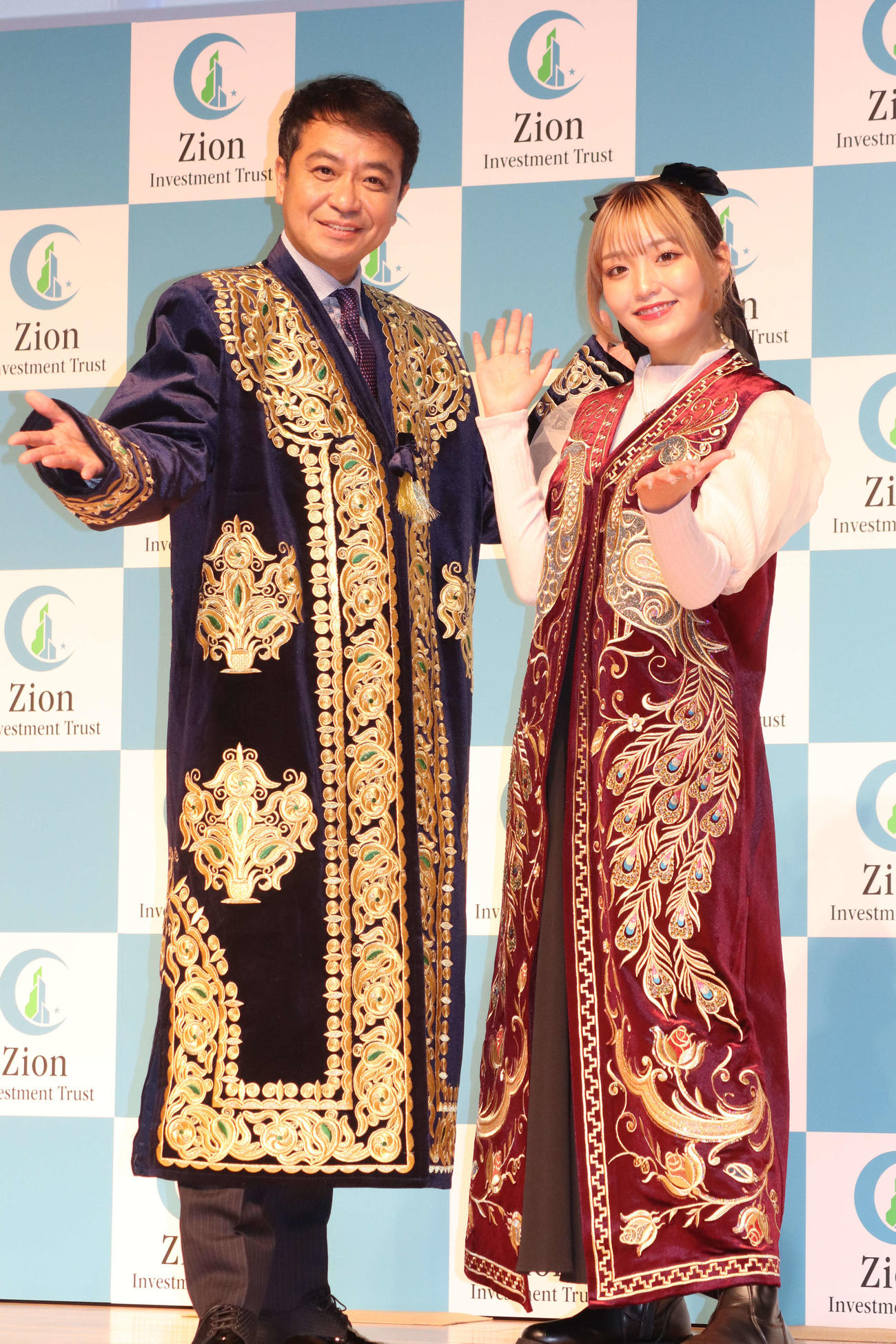 ウズベキスタンPRイベントに登壇した中山秀征（左）とねお（撮影・加藤理沙）