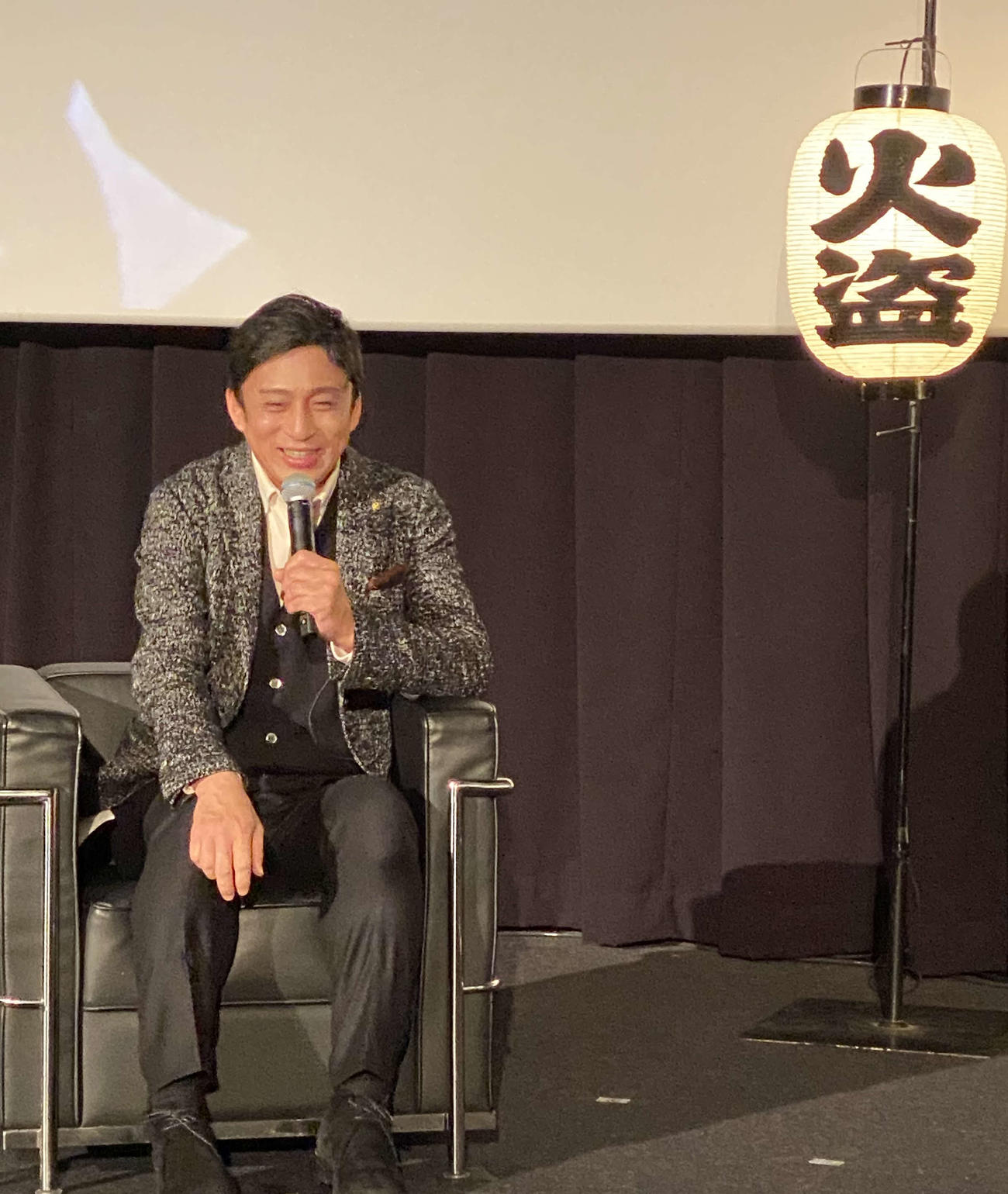 「鬼平犯科帳」について笑顔で話す松本幸四郎